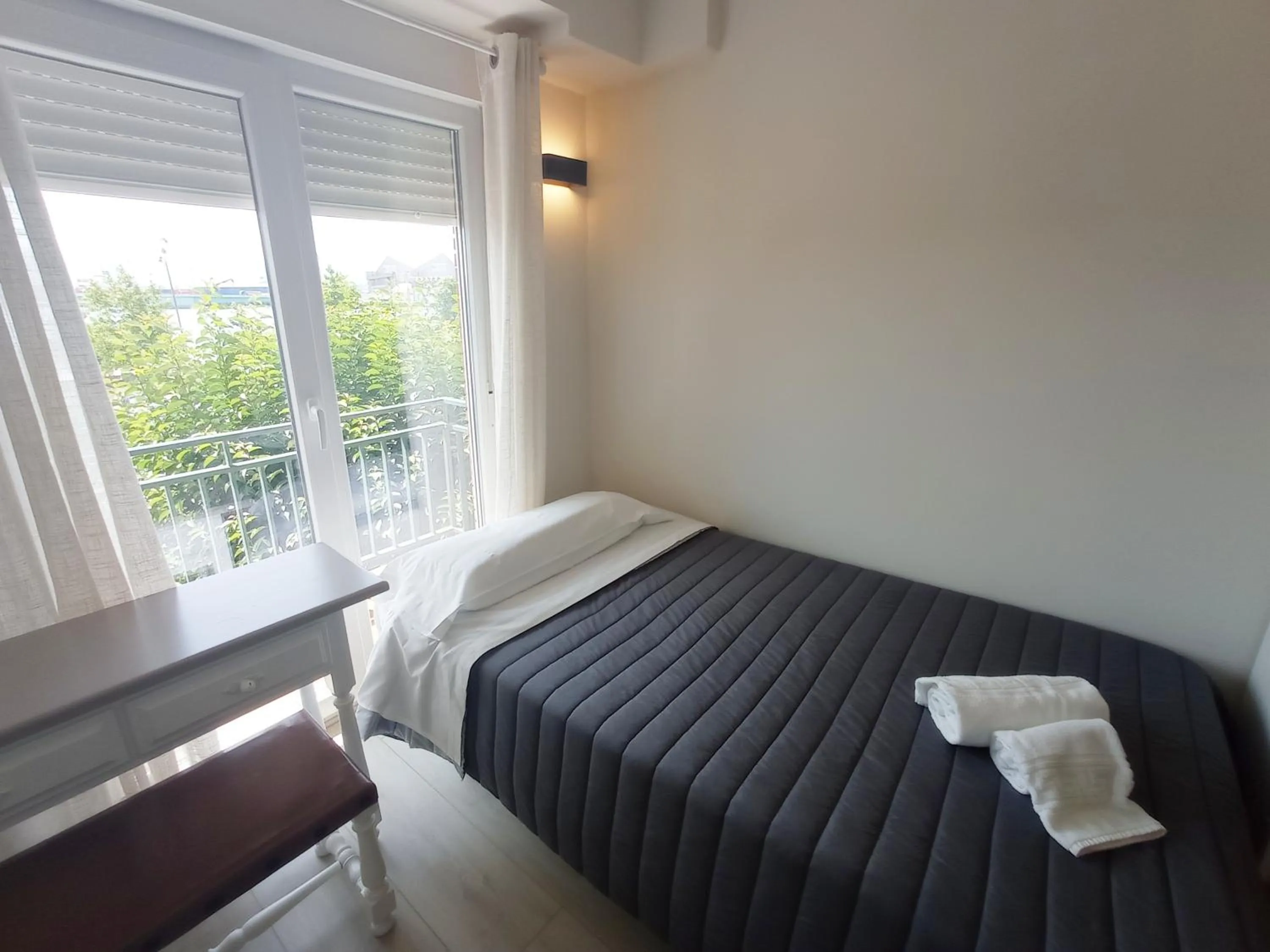 Bed in Bahia Rooms Cantabria 3000