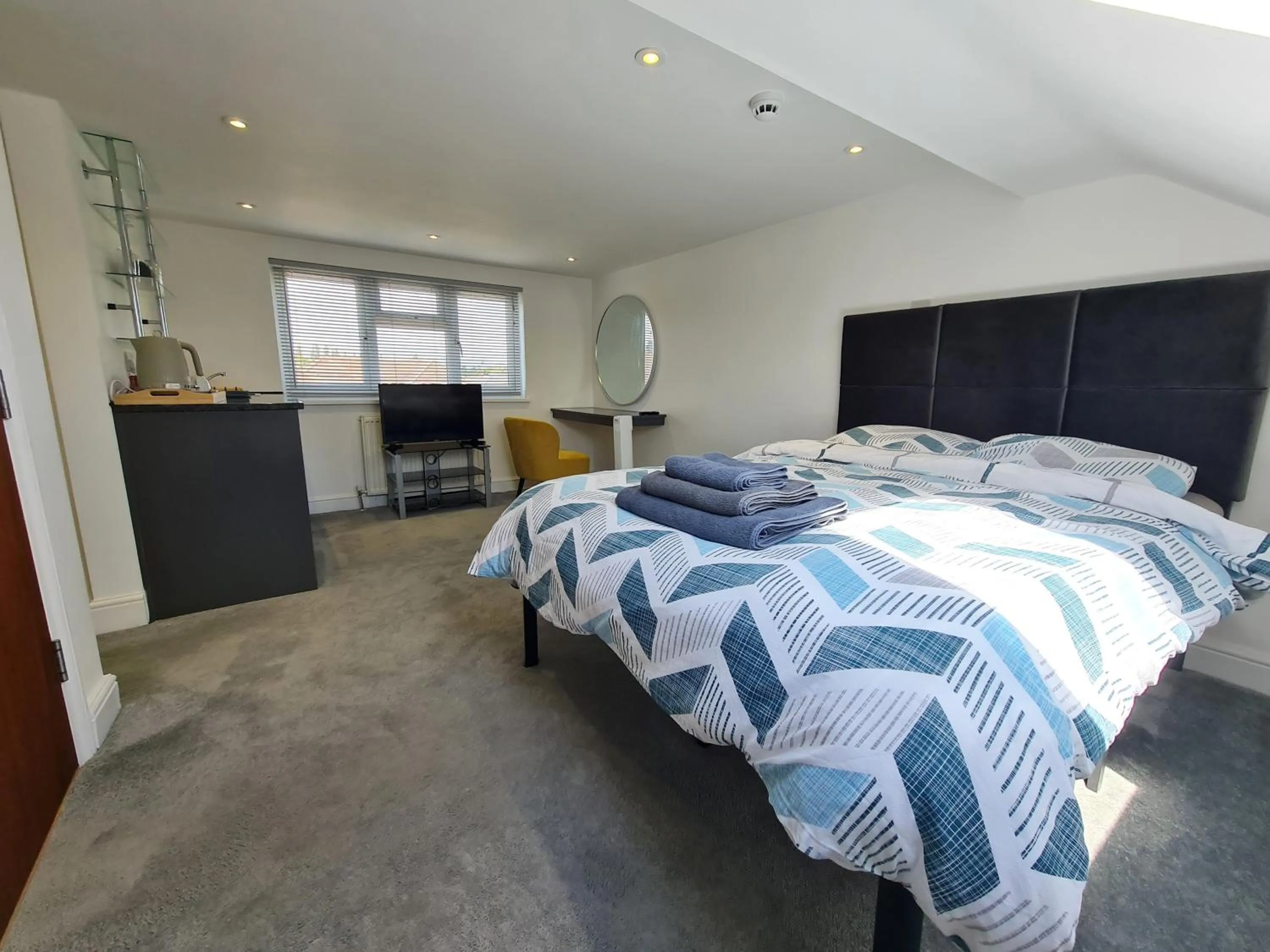 TV and multimedia in Stylish Suites with kitchenette