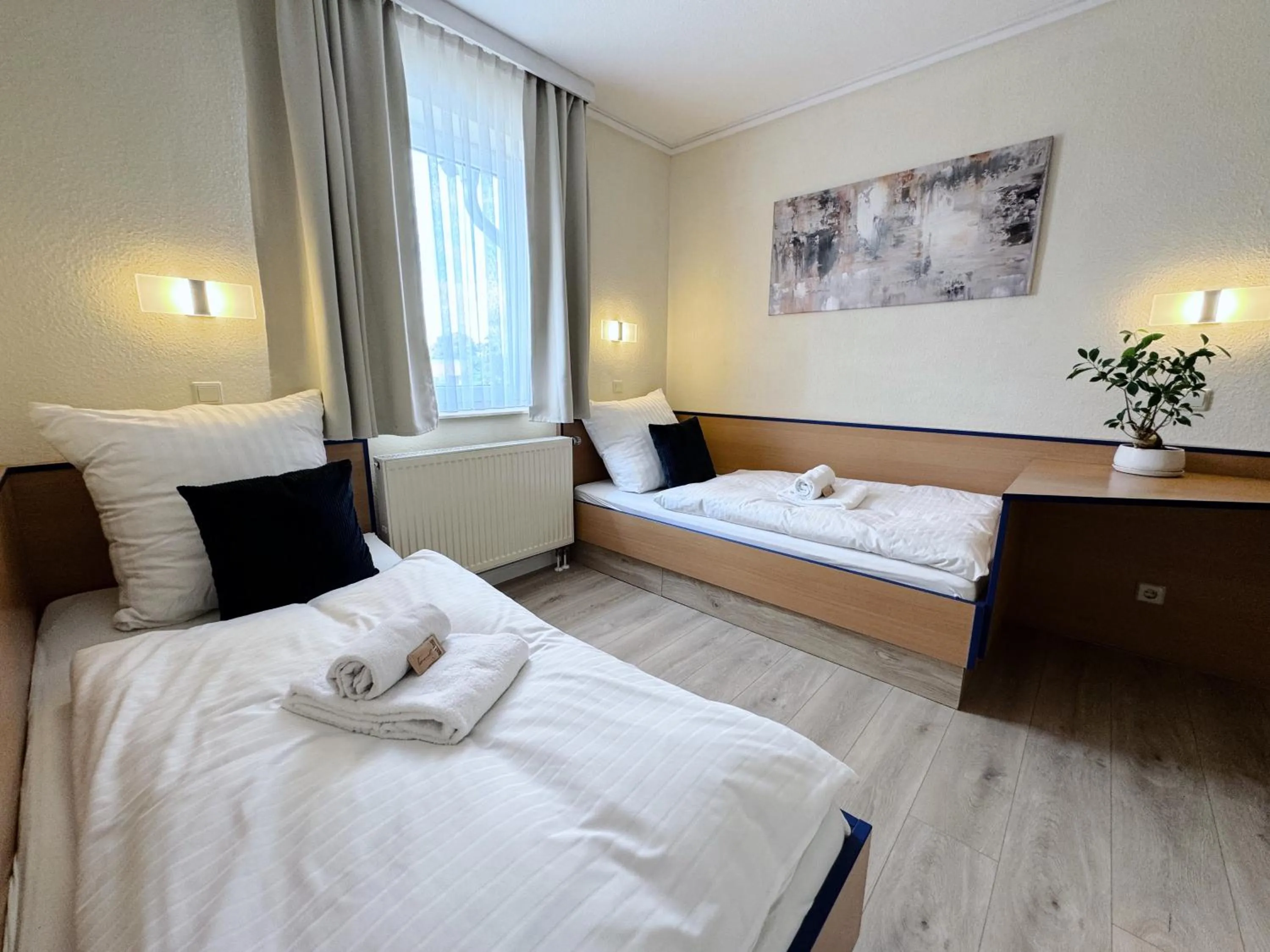 Bed in REGIOHOTEL Salzland Schönebeck - #AutobahnA14 #TopPreisLeistung #FreeParking #Wallbox