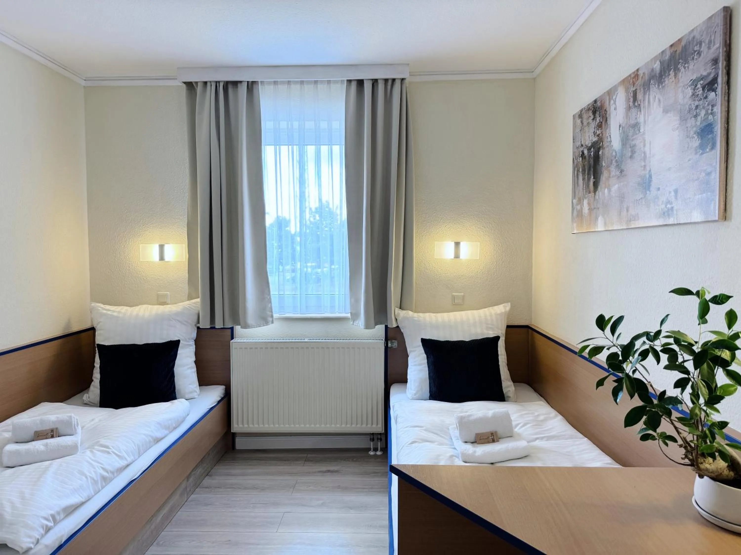 Bed in REGIOHOTEL Salzland Schönebeck - #AutobahnA14 #TopPreisLeistung #FreeParking #Wallbox