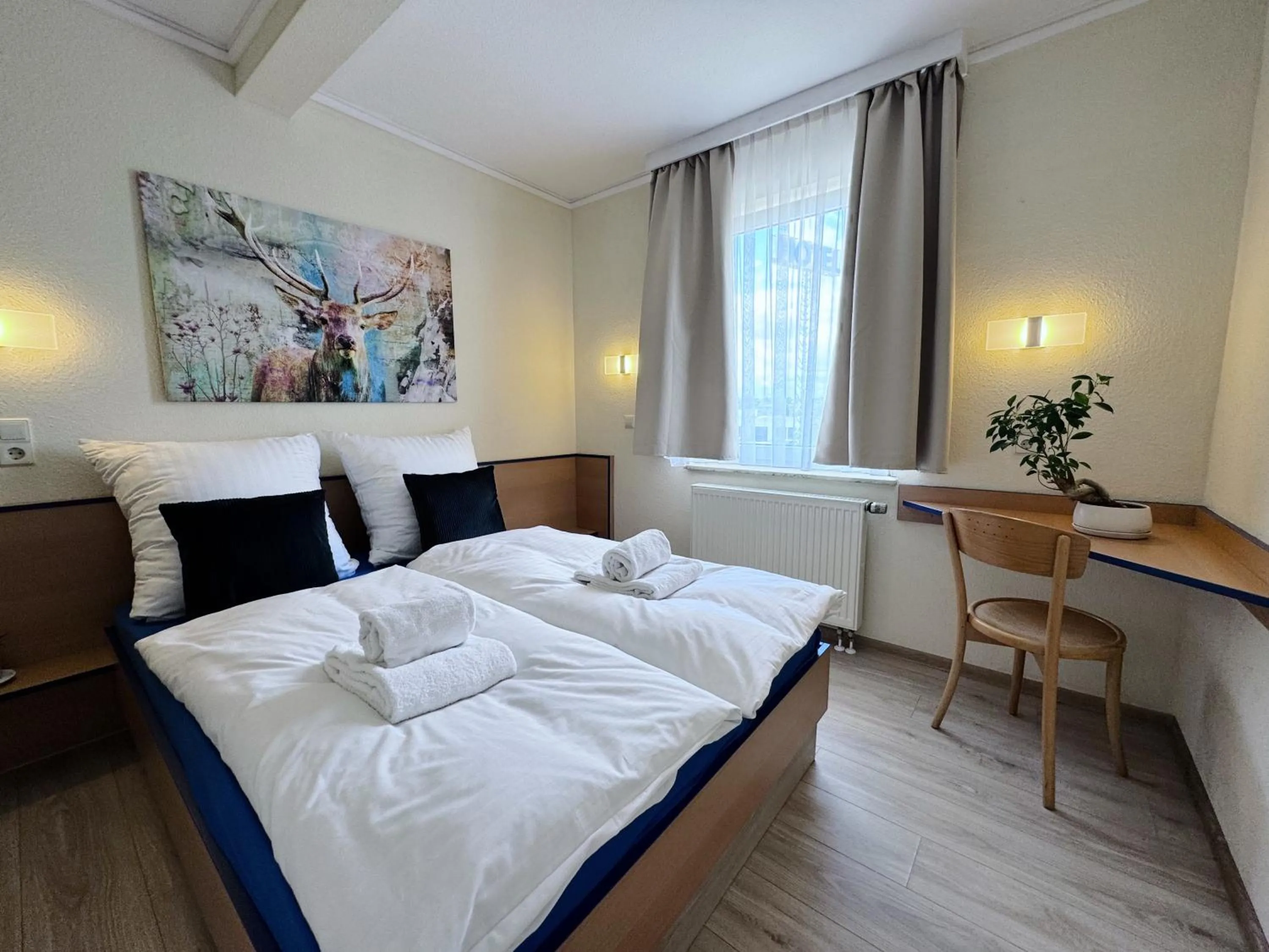 Bed in REGIOHOTEL Salzland Schönebeck - #AutobahnA14 #TopPreisLeistung #FreeParking #Wallbox