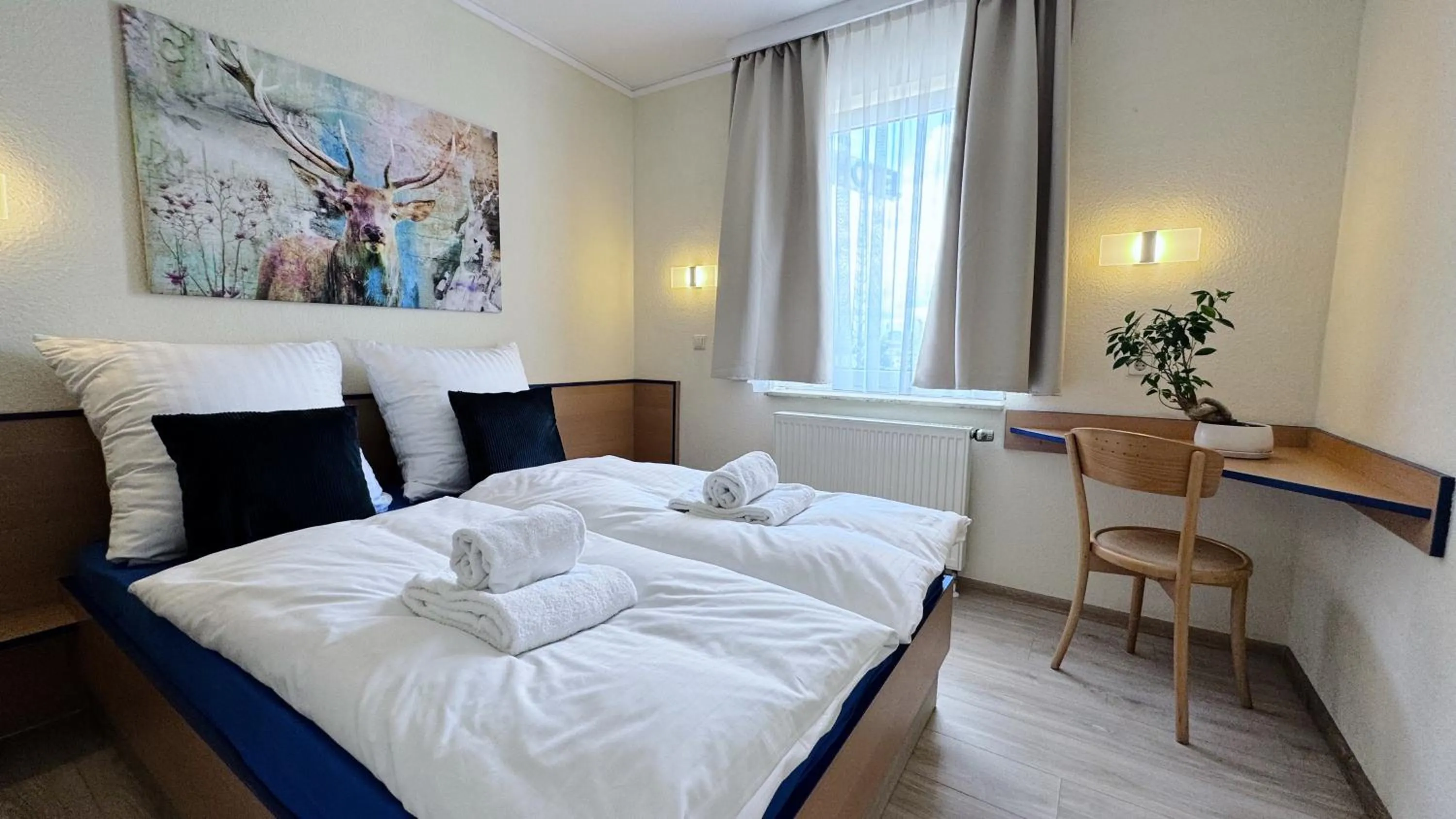 Photo of the whole room, Bed in REGIOHOTEL Salzland Schönebeck - #AutobahnA14 #TopPreisLeistung #FreeParking #Wallbox