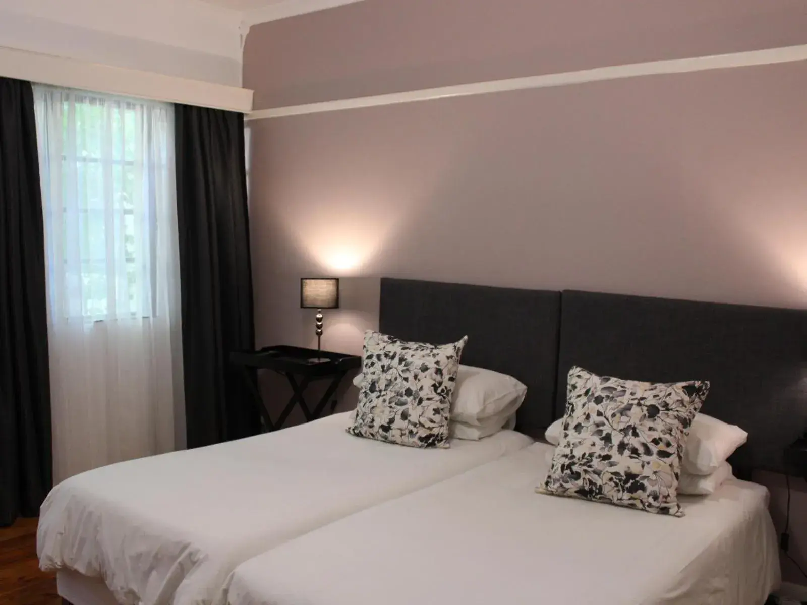 Business Single Room in Somerset Guest Lodge - Western Cape Business Single Room in Somerset Guest Lodge - Western Cape