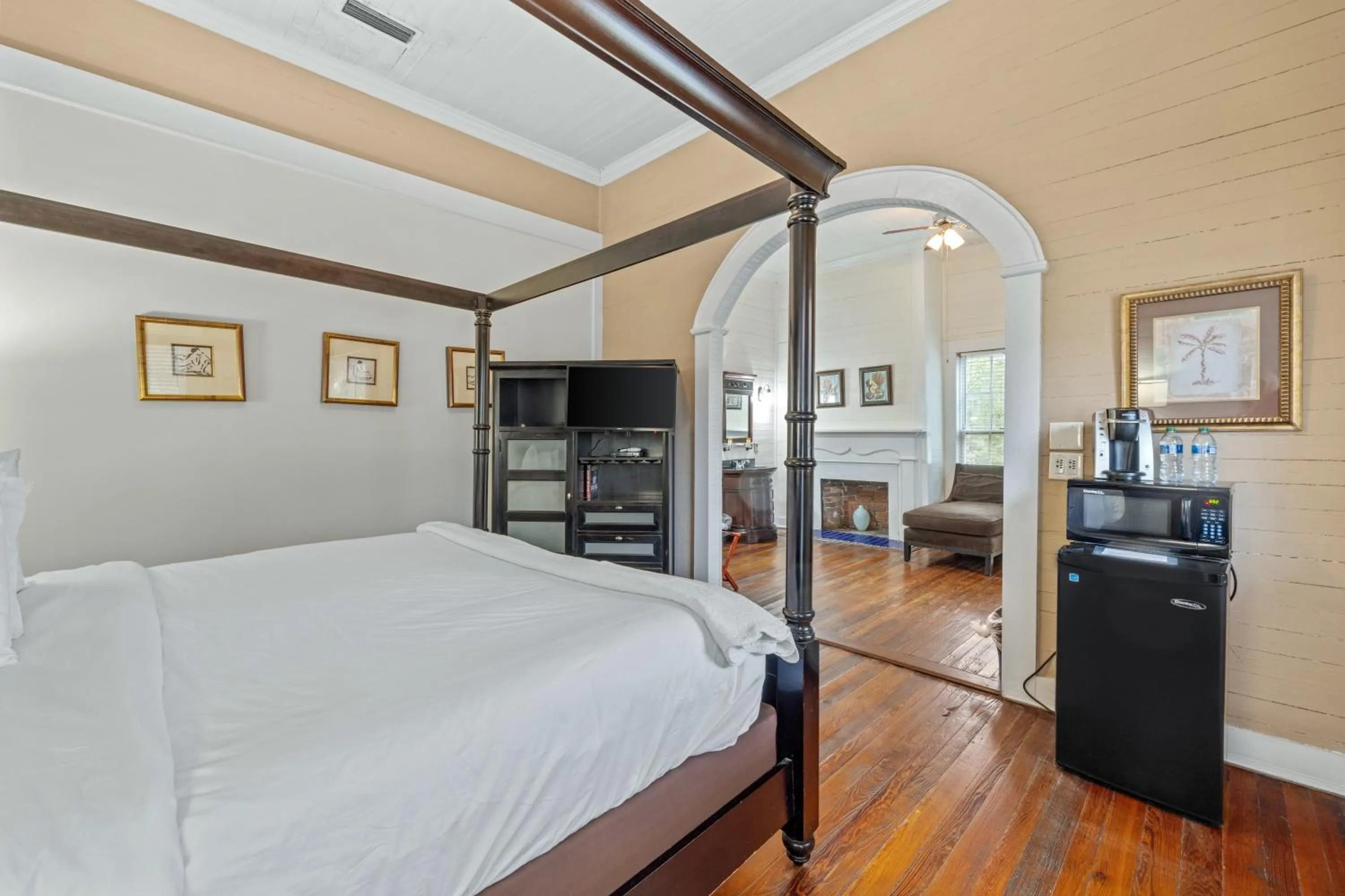 Bed in Coombs Inn & Suites