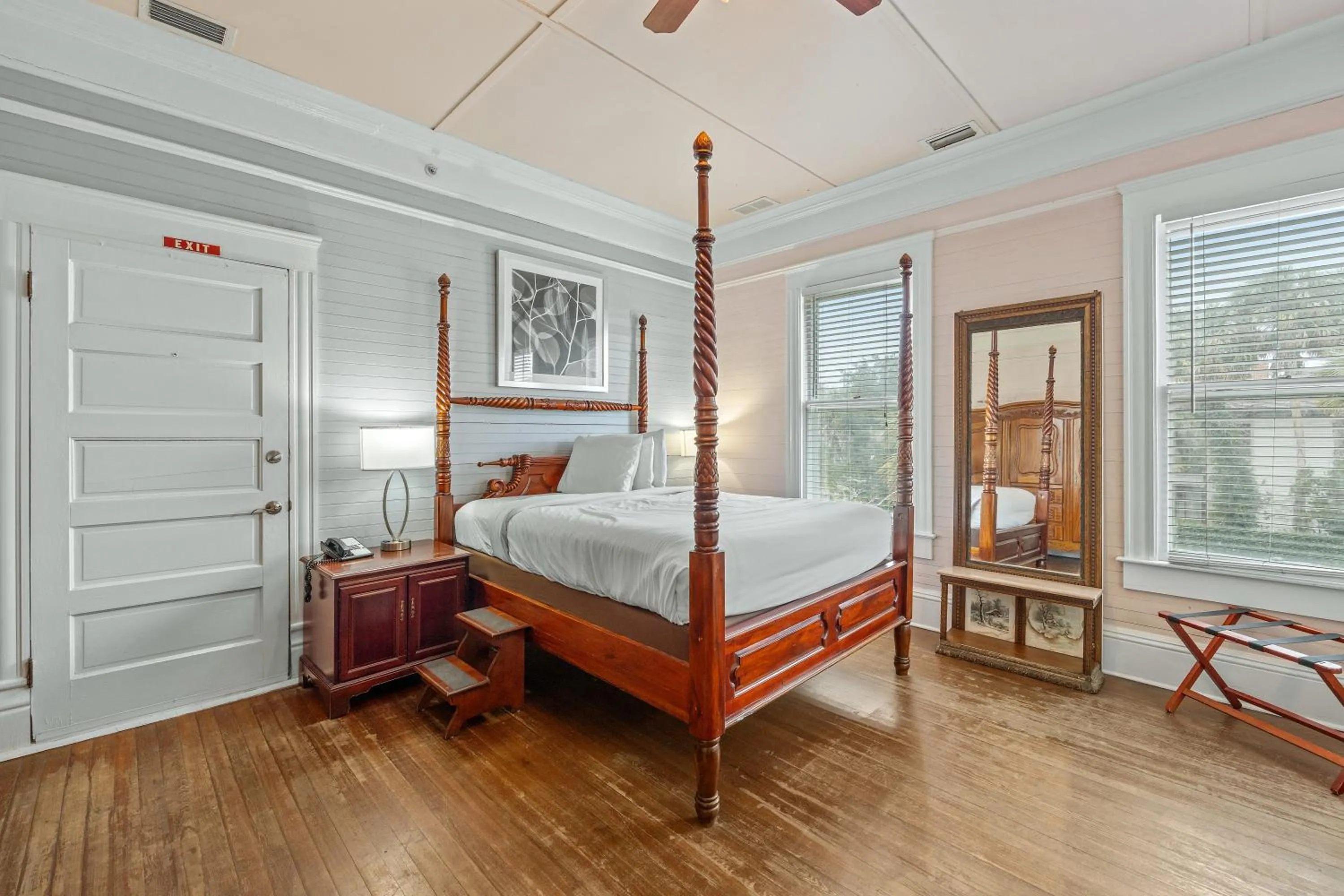 Bed in Coombs Inn & Suites