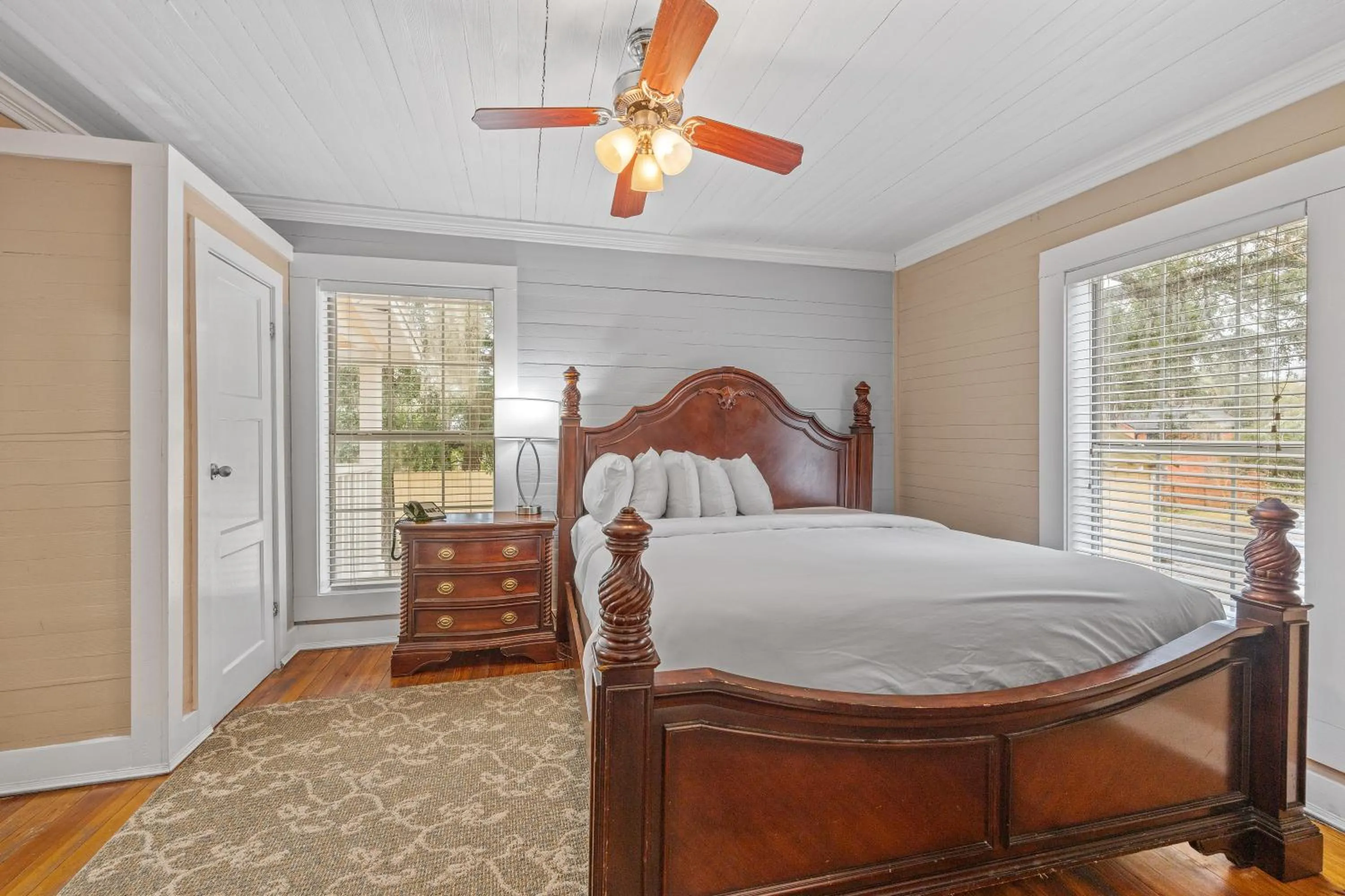 Bed in Coombs Inn & Suites