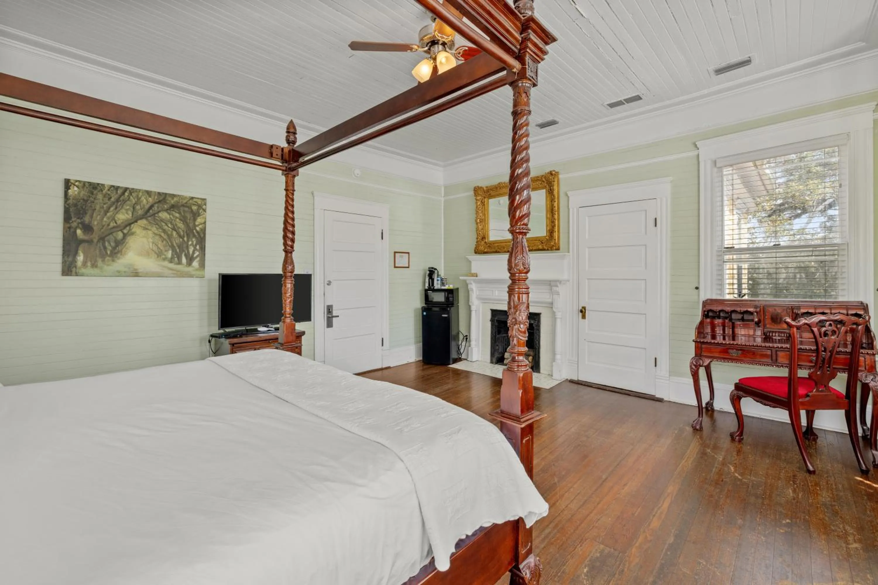 Bed in Coombs Inn & Suites