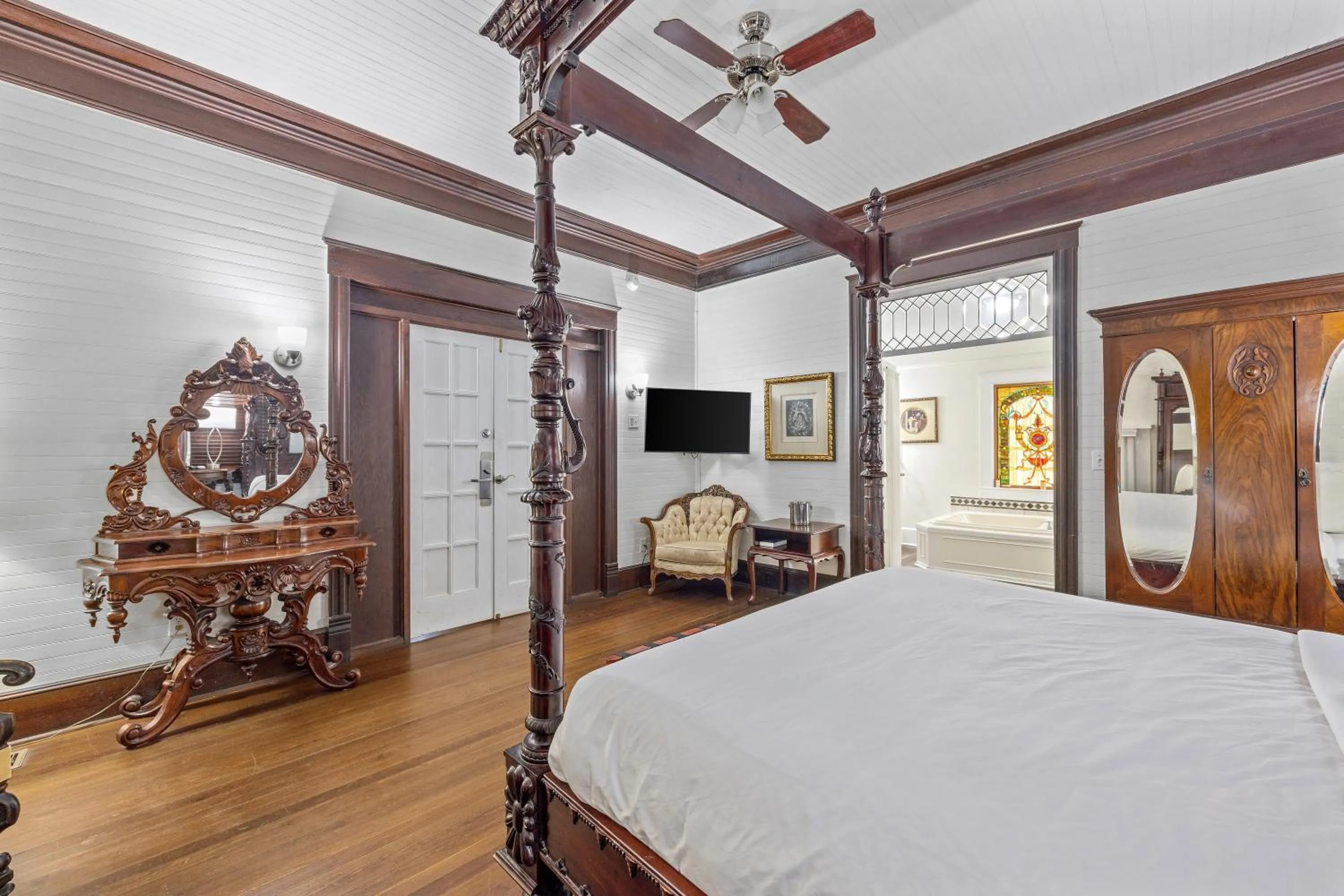 Bed in Coombs Inn & Suites