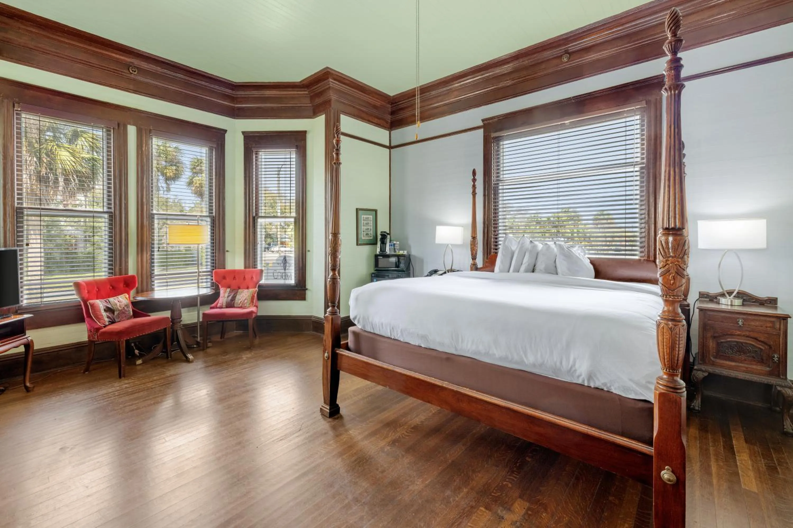 Bed in Coombs Inn & Suites