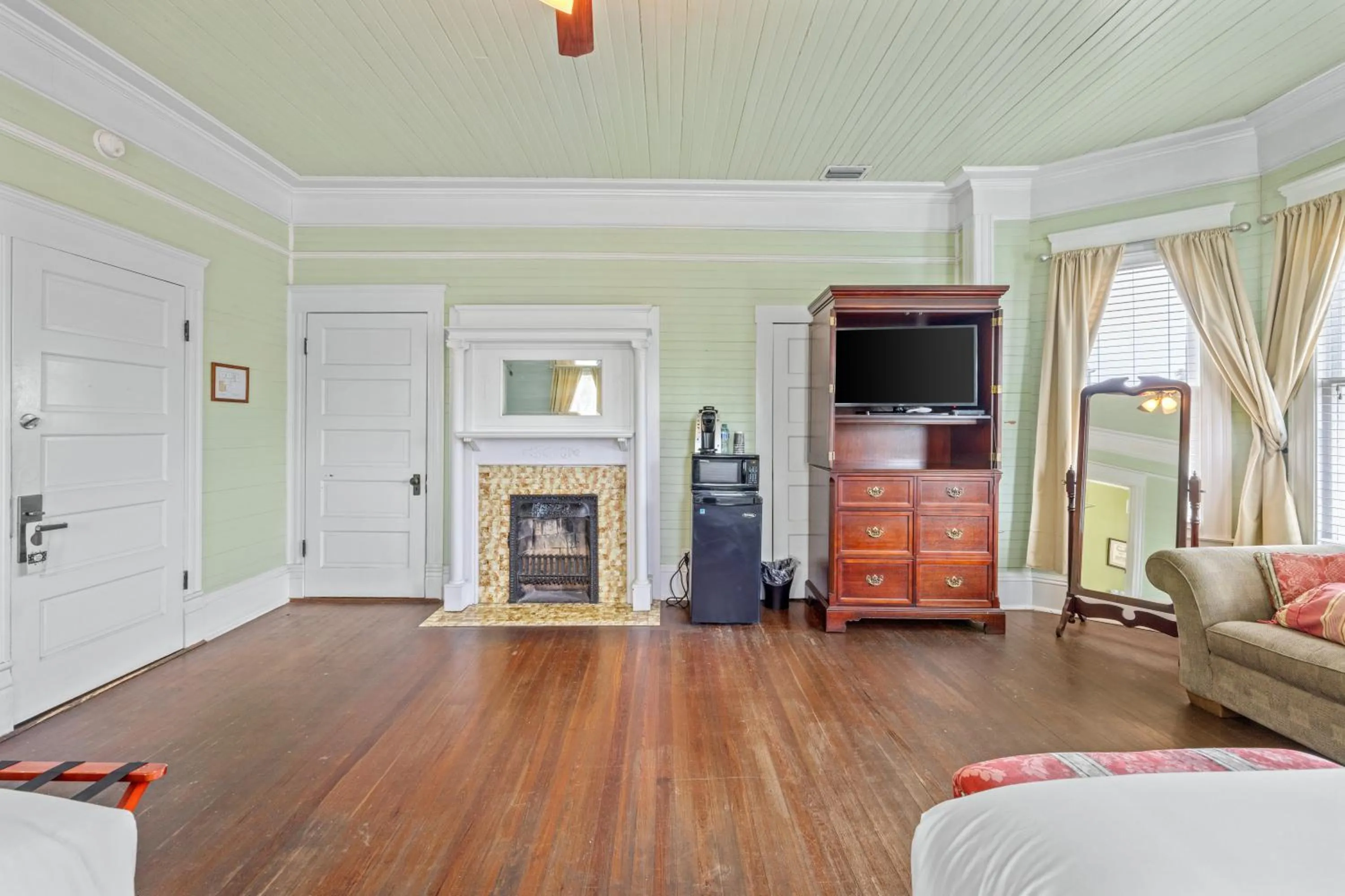 Bed in Coombs Inn & Suites