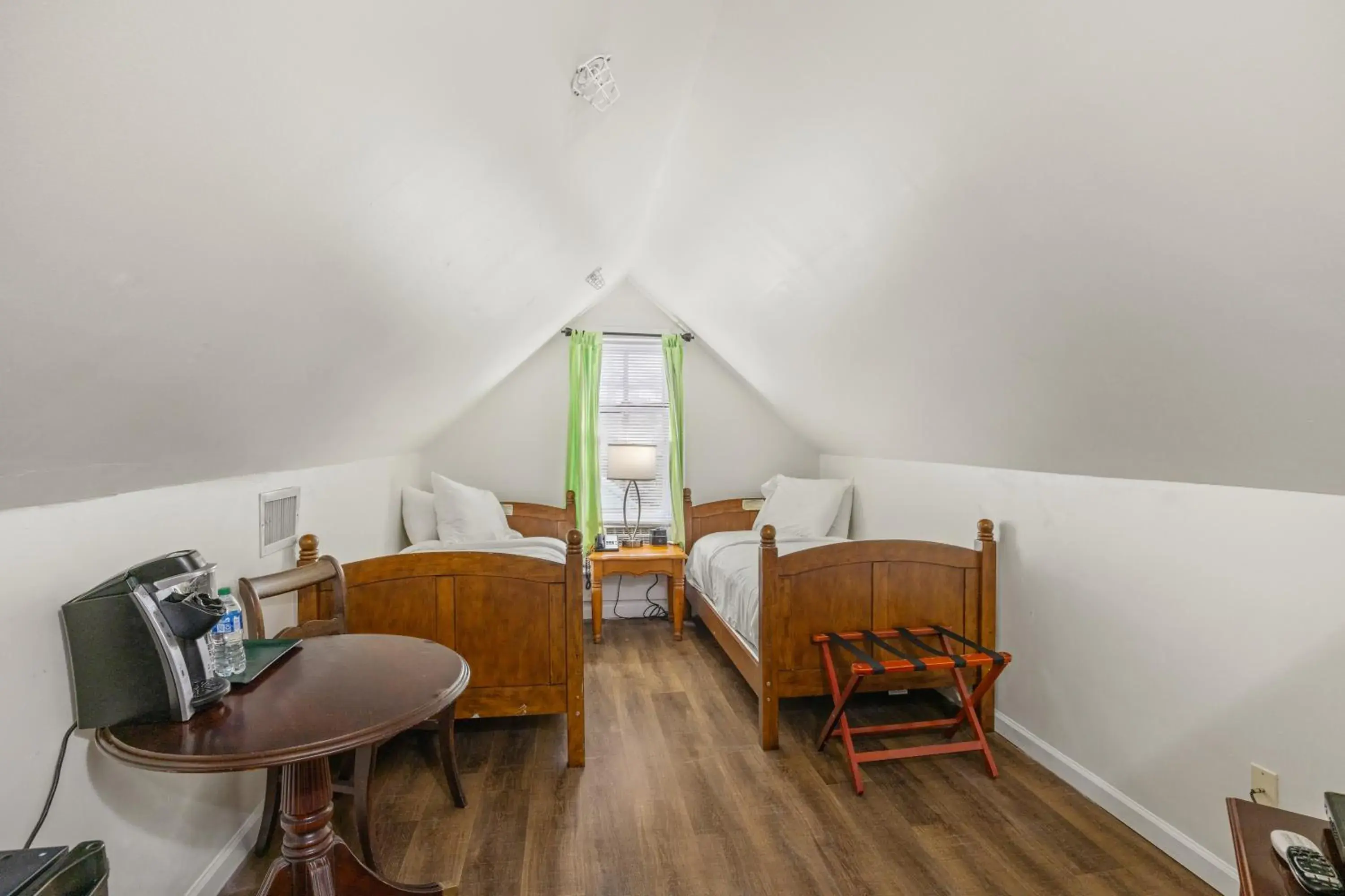 Standard Twin Room in Coombs Inn & Suites Standard Twin Room in Coombs Inn & Suites