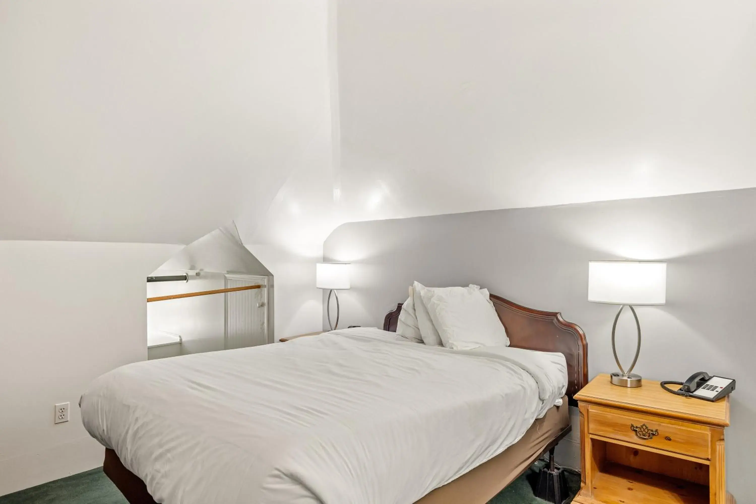 Deluxe Queen Suite in Coombs Inn & Suites Deluxe Queen Suite in Coombs Inn & Suites