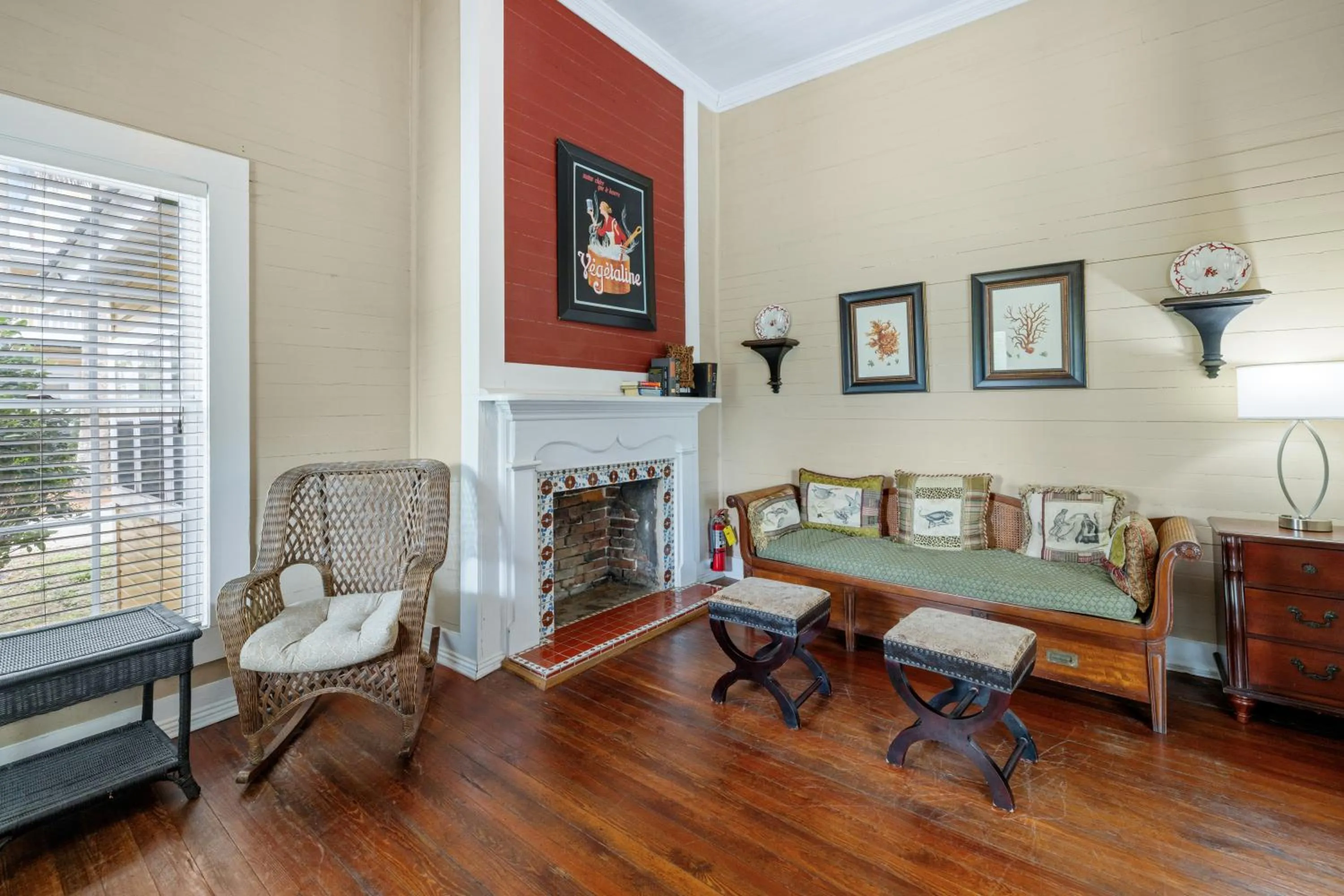 Bed in Coombs Inn & Suites