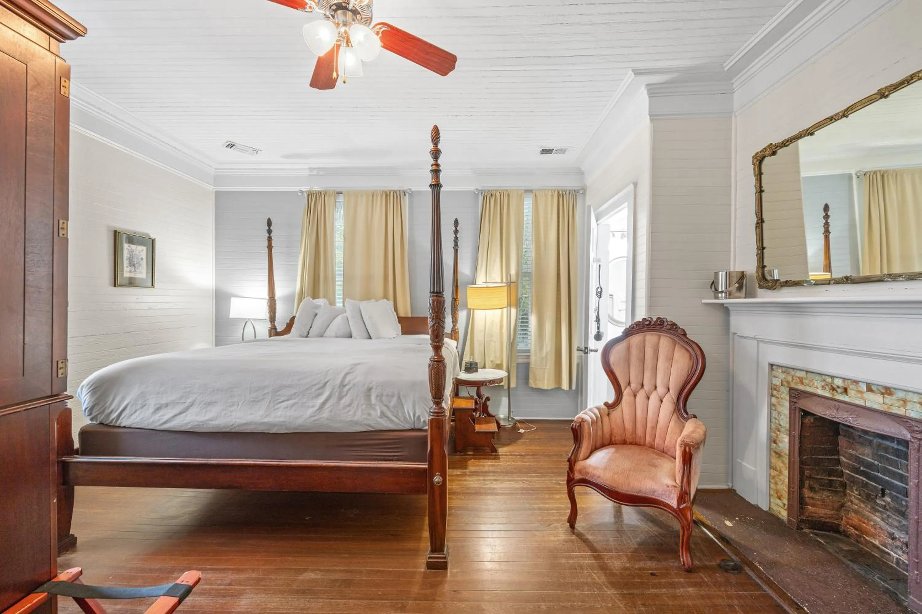 Bed in Coombs Inn & Suites