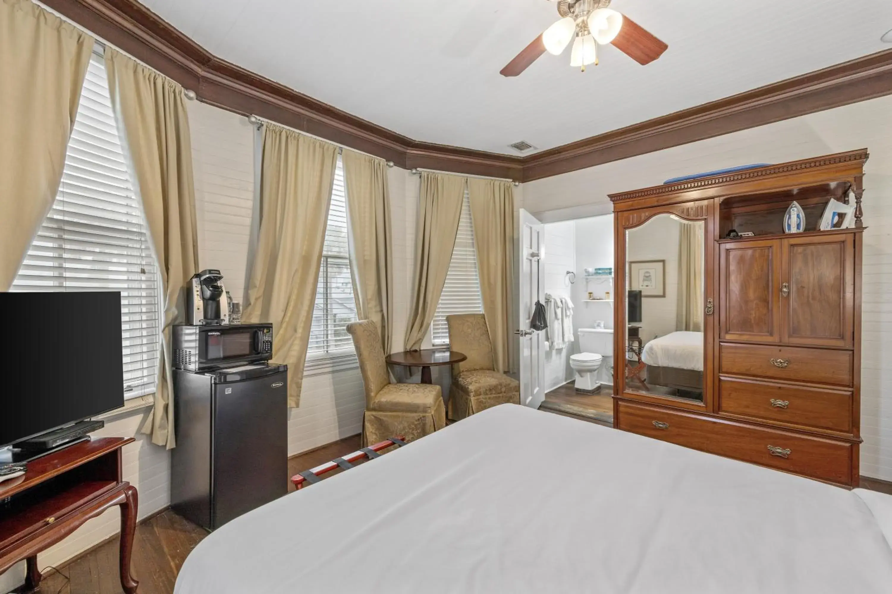 Queen Room - single occupancy - Non-Smoking in Coombs Inn & Suites Queen Room - single occupancy - Non-Smoking in Coombs Inn & Suites