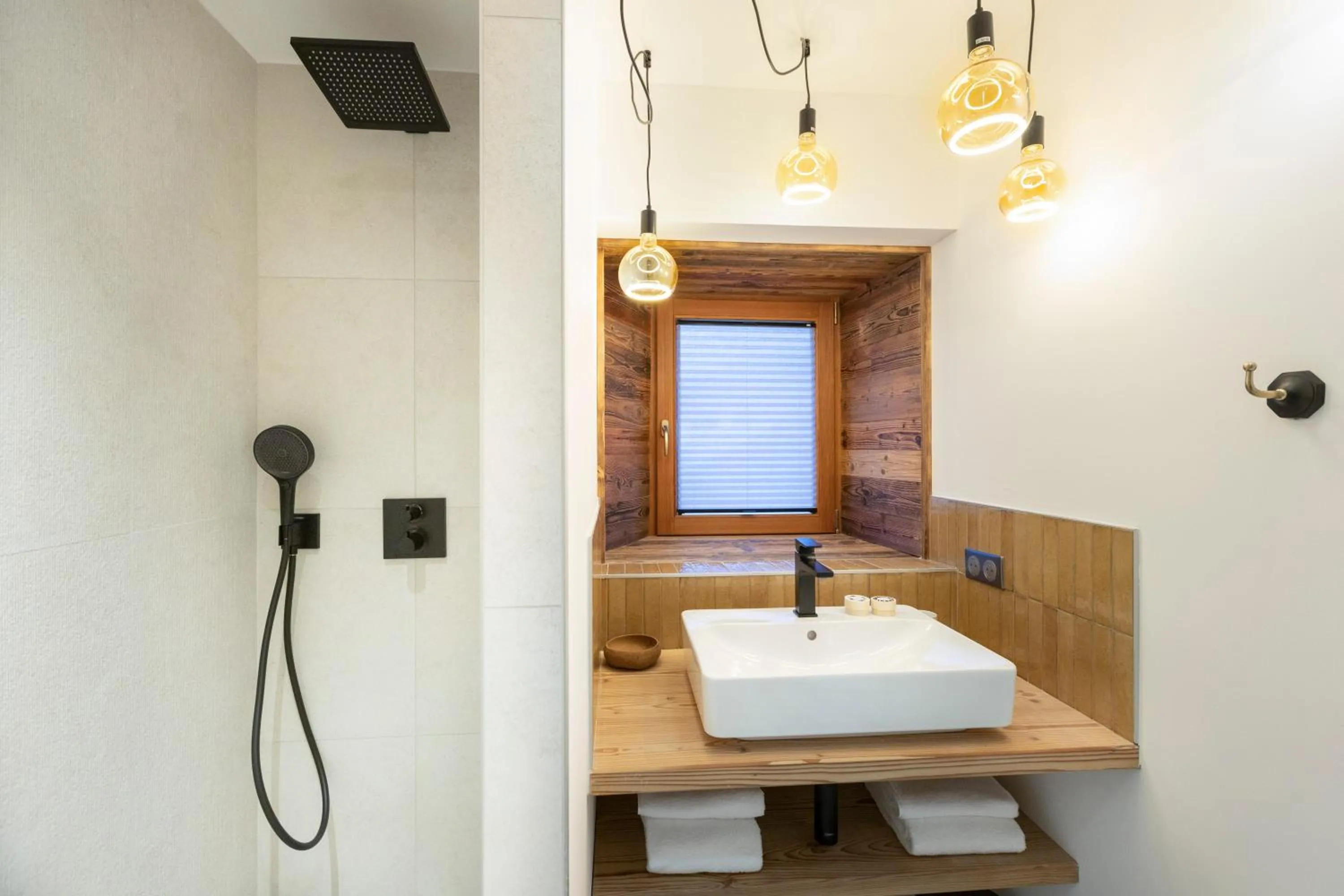 Shower in Wanderful Life MontBlanc refuge haut de gamme