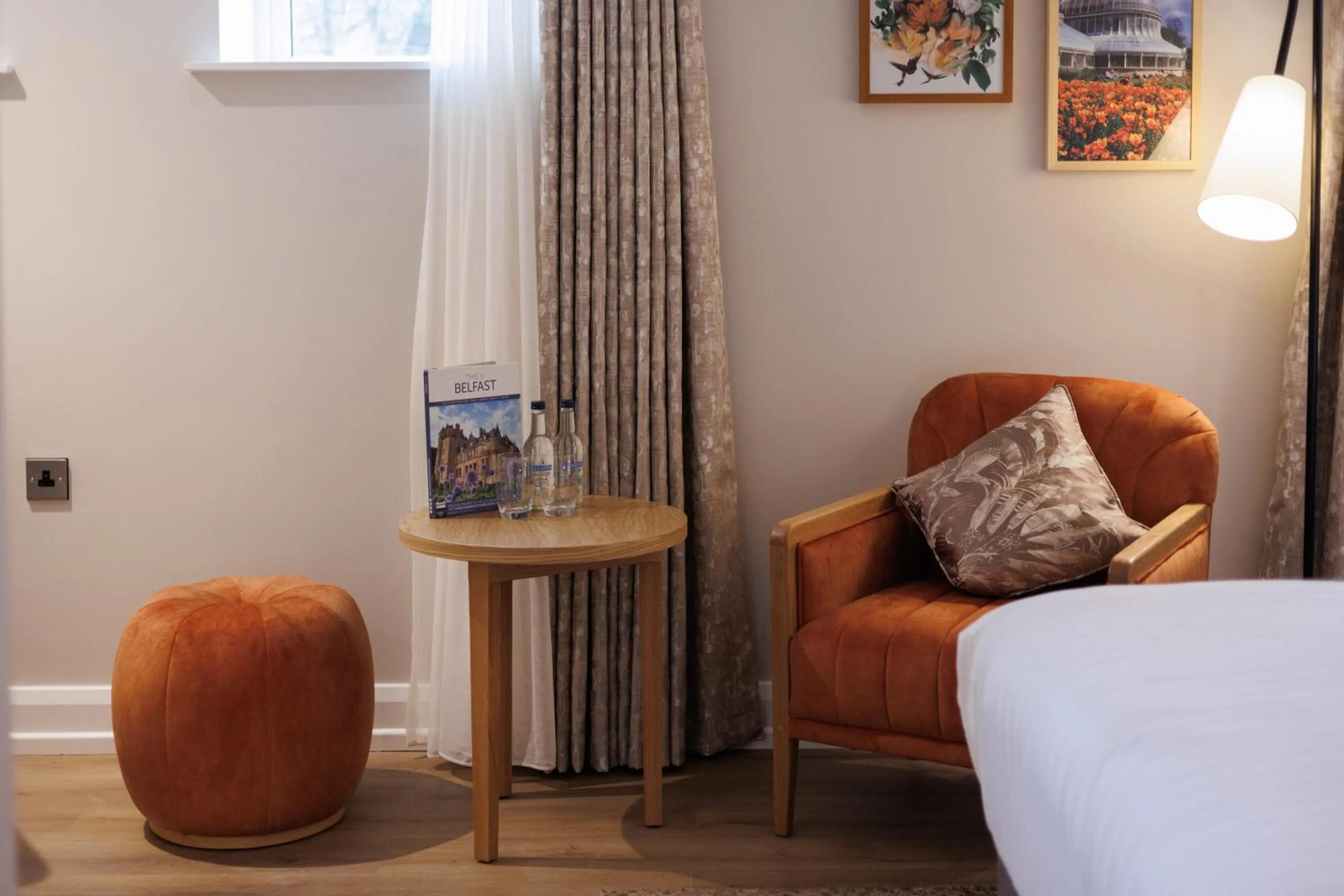 Seating area, Bed in The Malone Hotel
