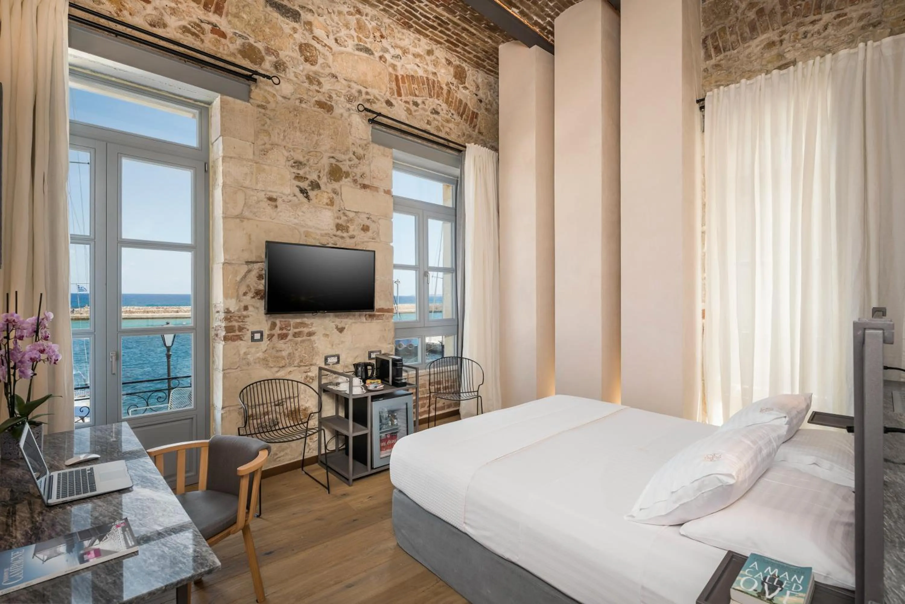 Bed in Ambassadors Residence Boutique Hotel