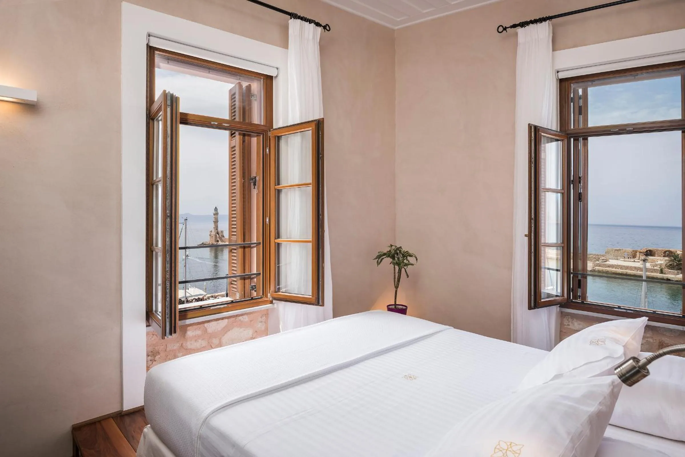 Bed in Ambassadors Residence Boutique Hotel