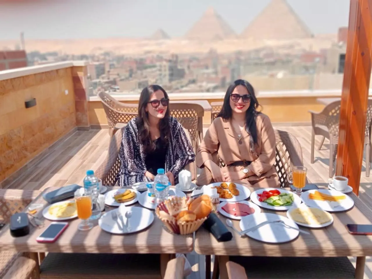 Restaurant/places to eat in Celia Pyramids View inn