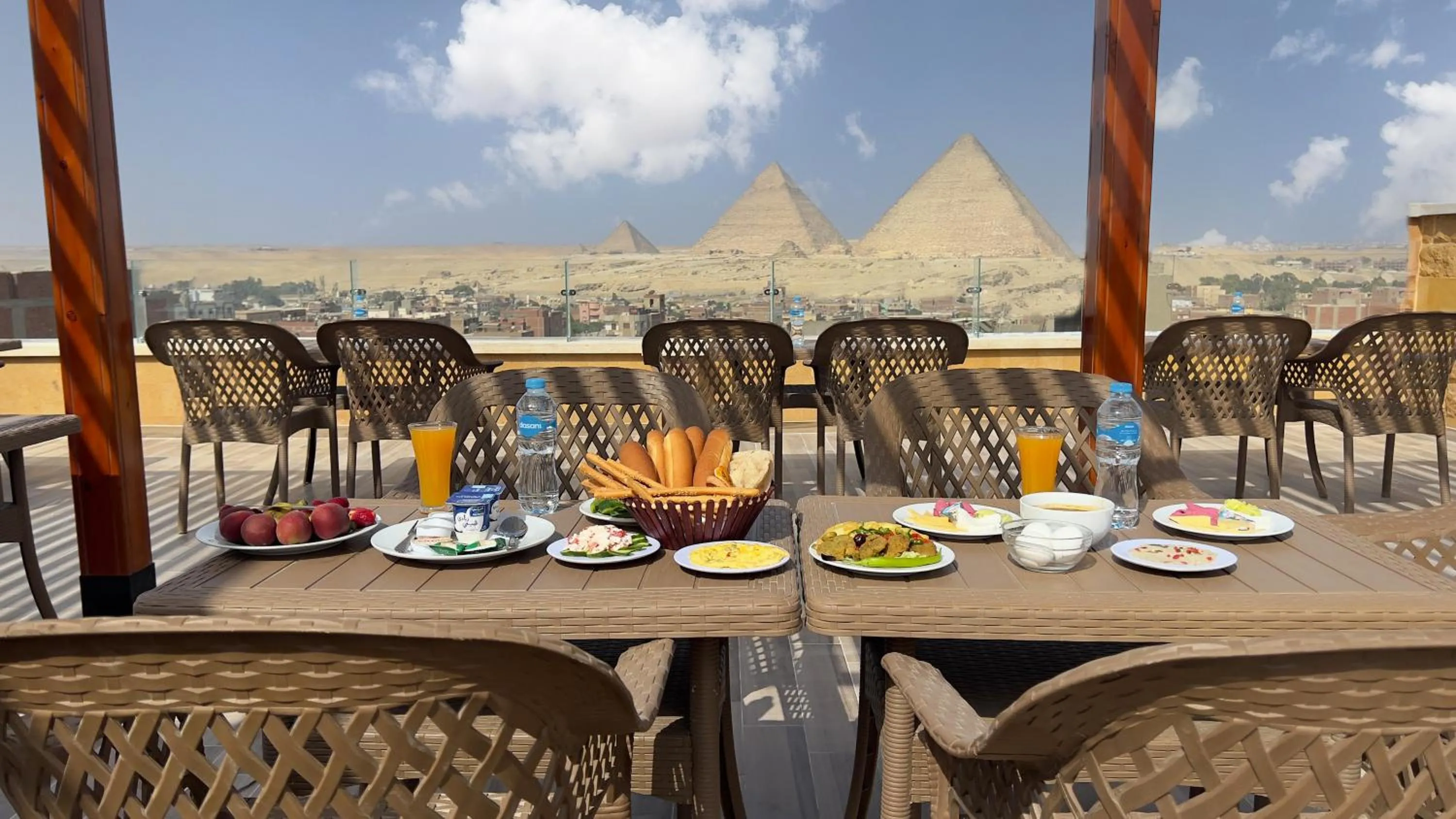 Restaurant/places to eat in Celia Pyramids View inn