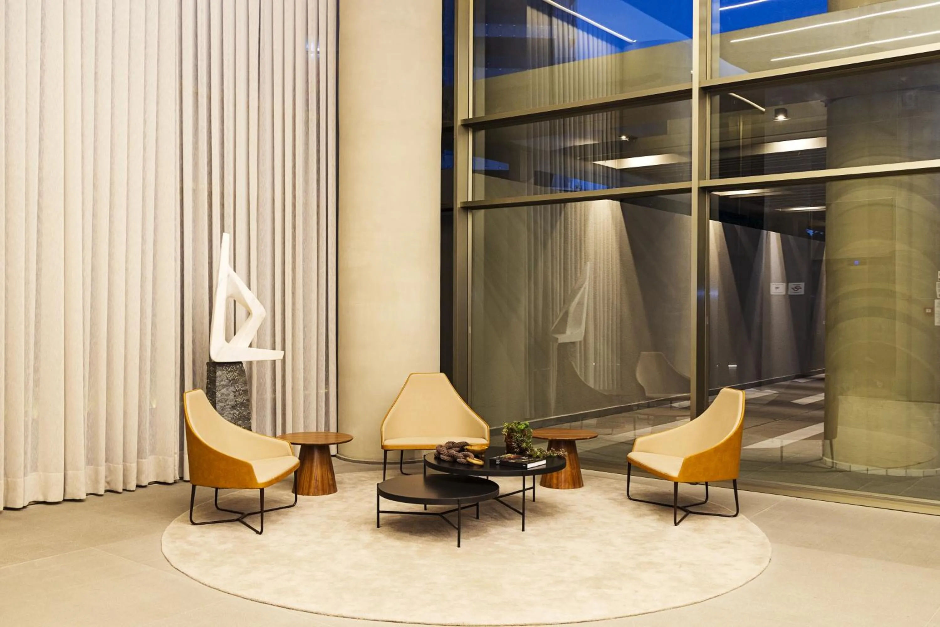 Communal lounge/ TV room in White 2880 - Pinheiros