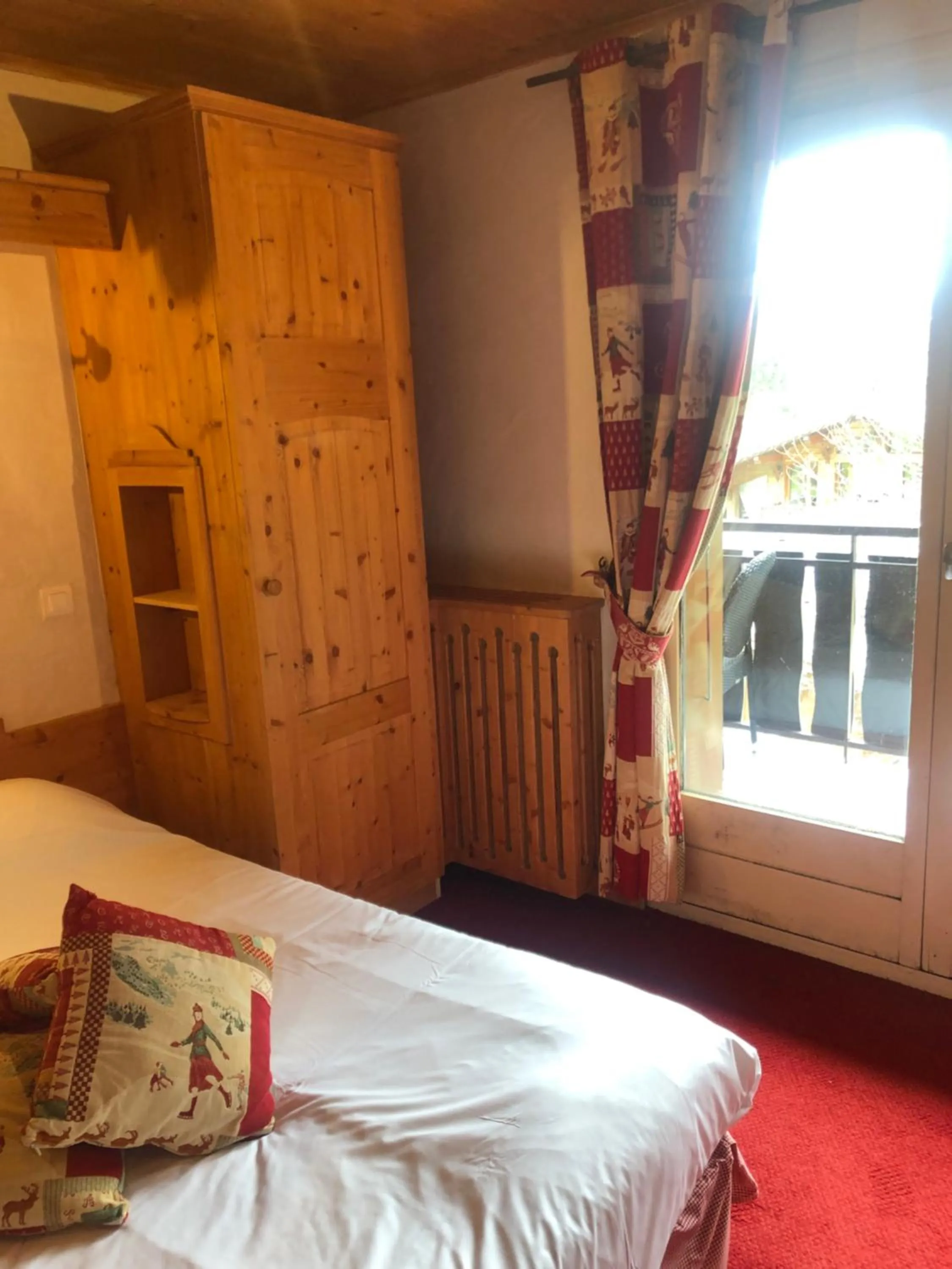 wardrobe, Bed in Hôtel la Kinkerne