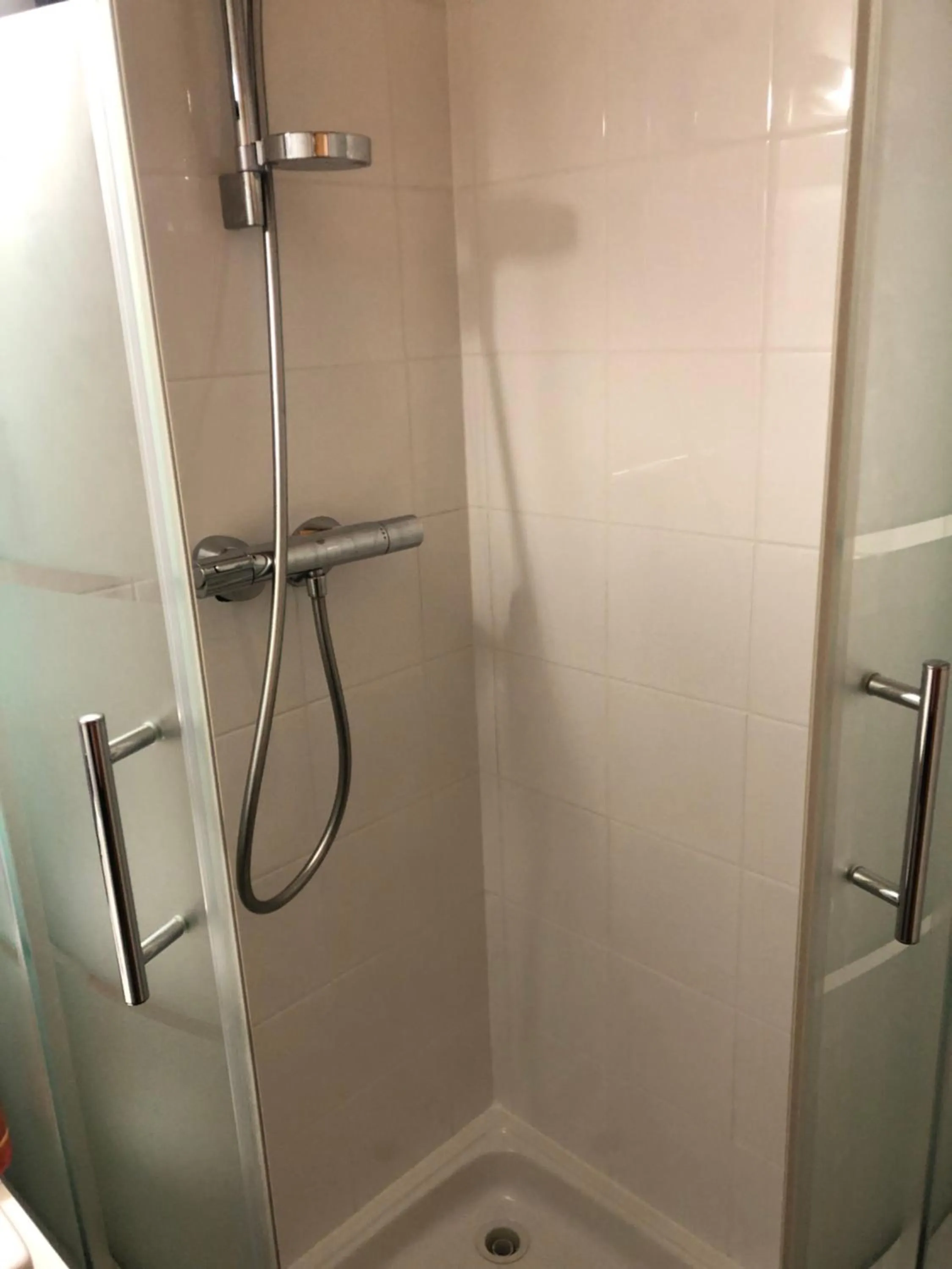 Shower in Hôtel la Kinkerne
