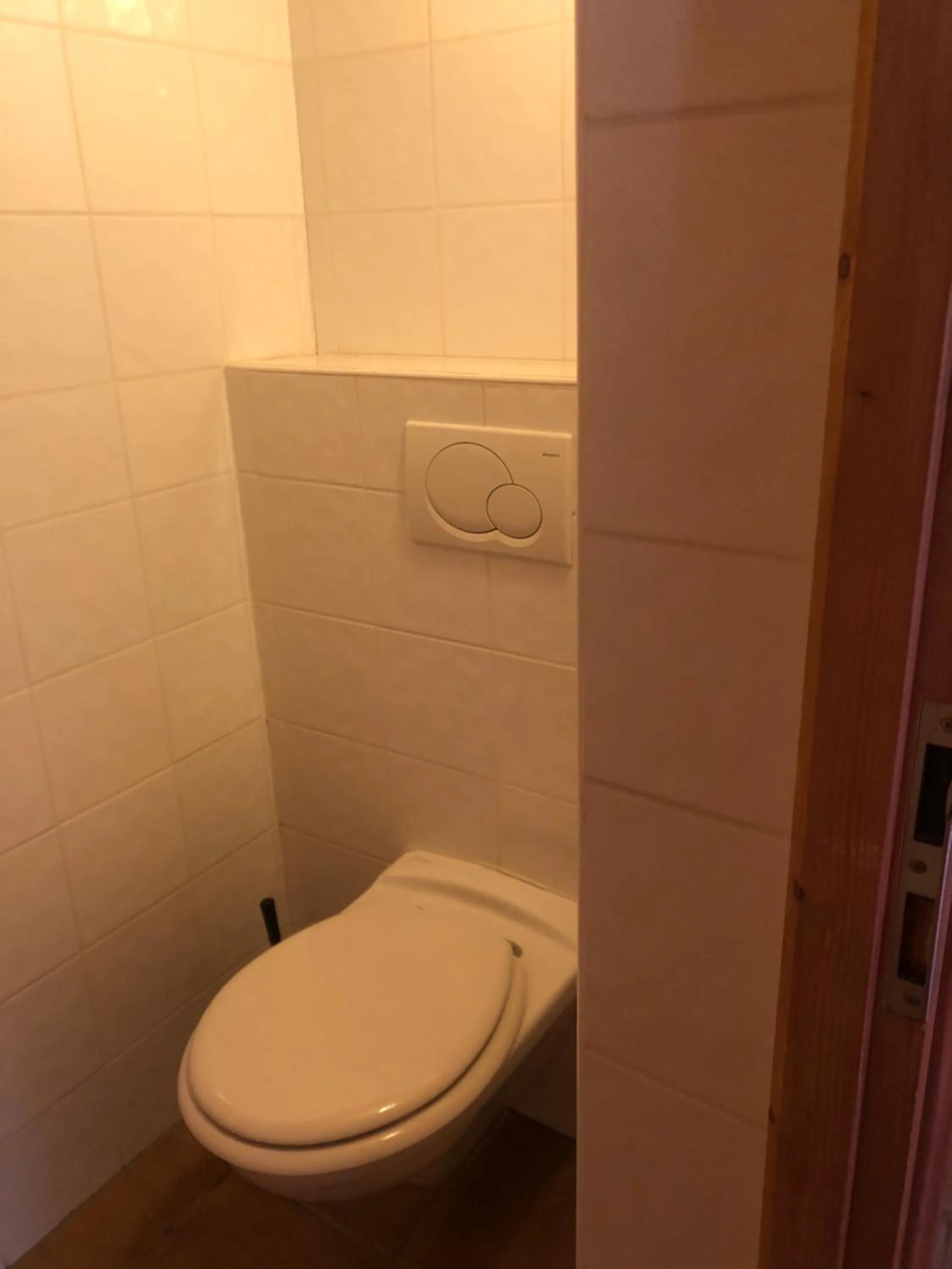 Toilet in Hôtel la Kinkerne