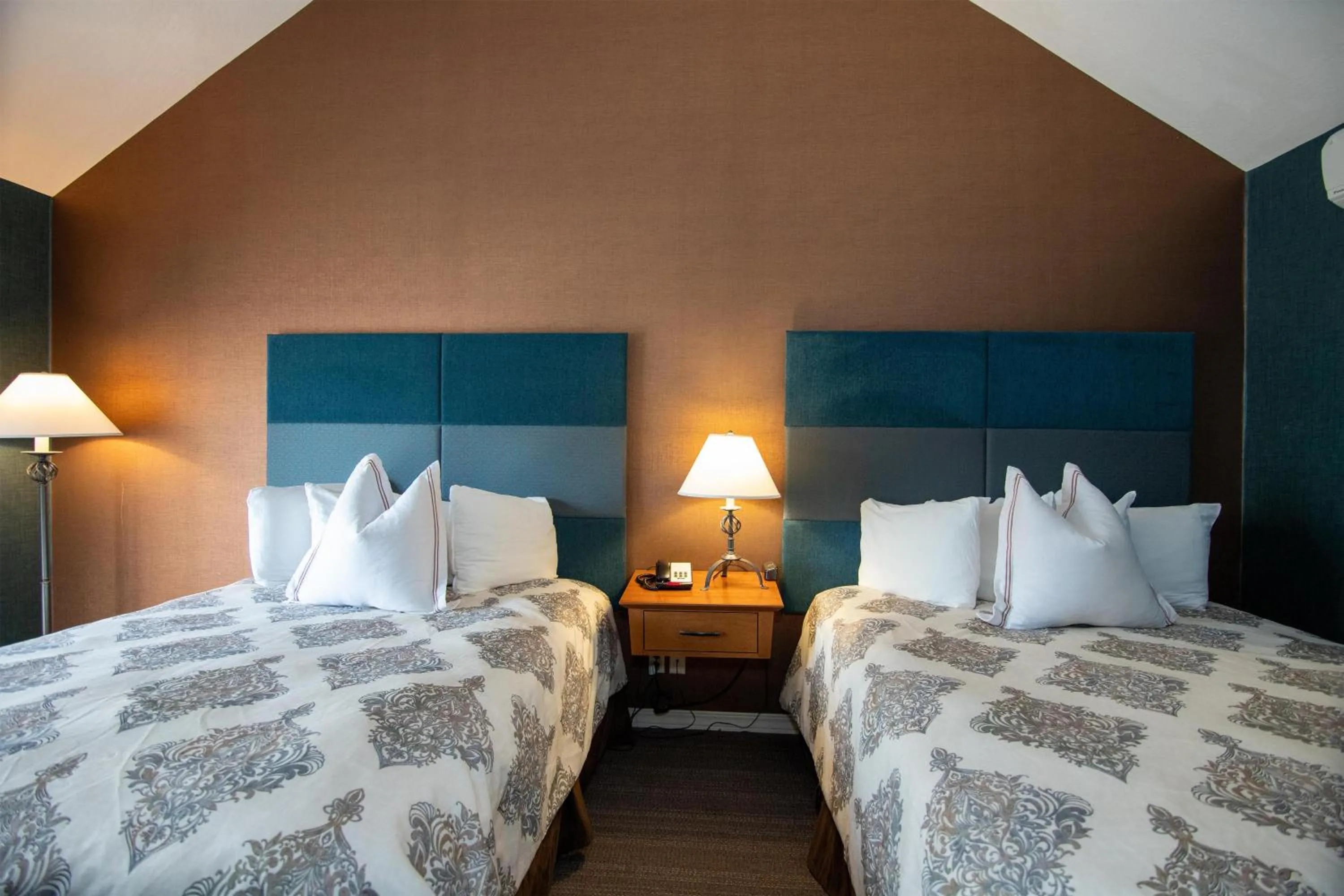 Bedroom, Bed in The Bard's Inn - BW Signature Collection by Best Western