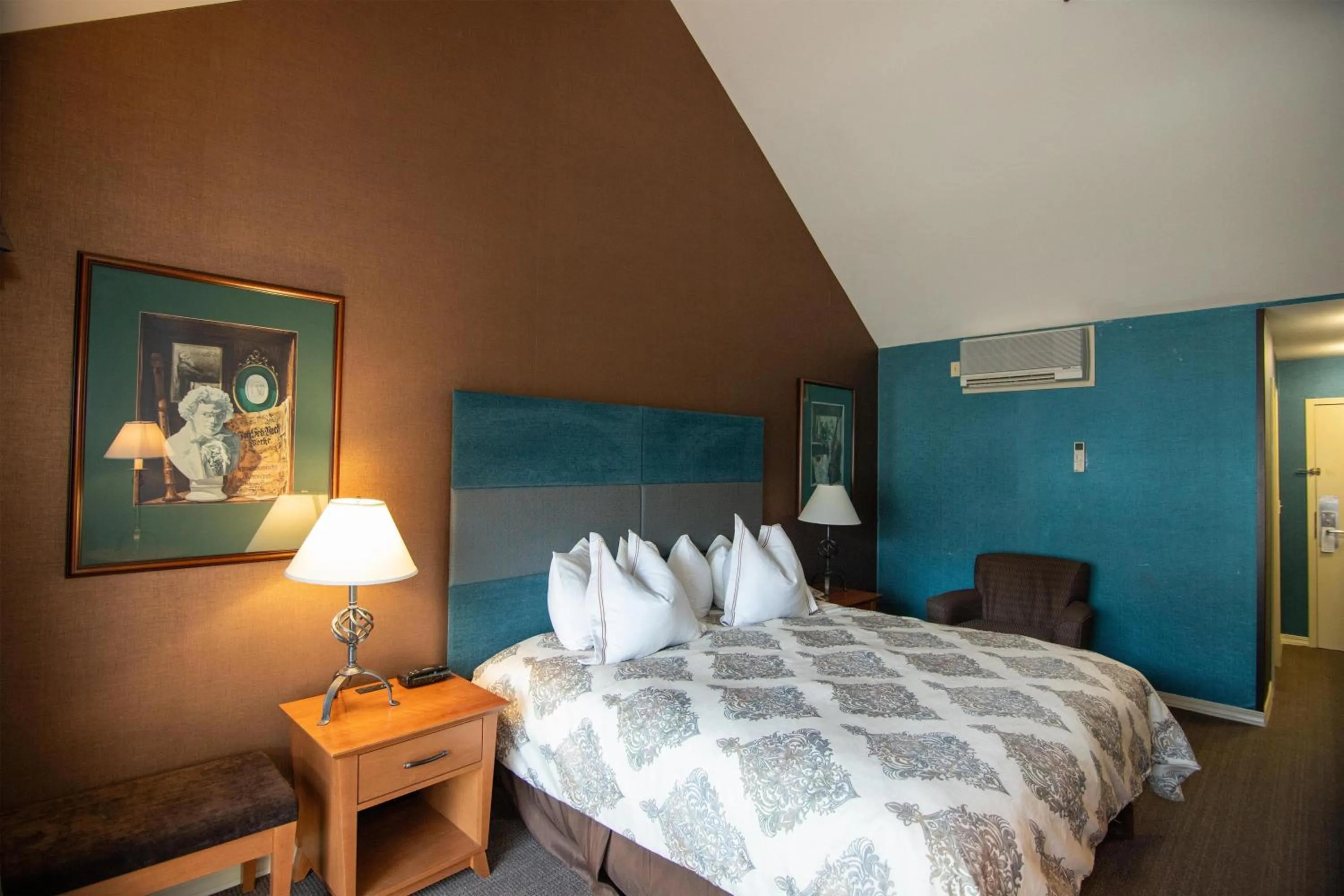 Bedroom, Bed in The Bard's Inn - BW Signature Collection by Best Western