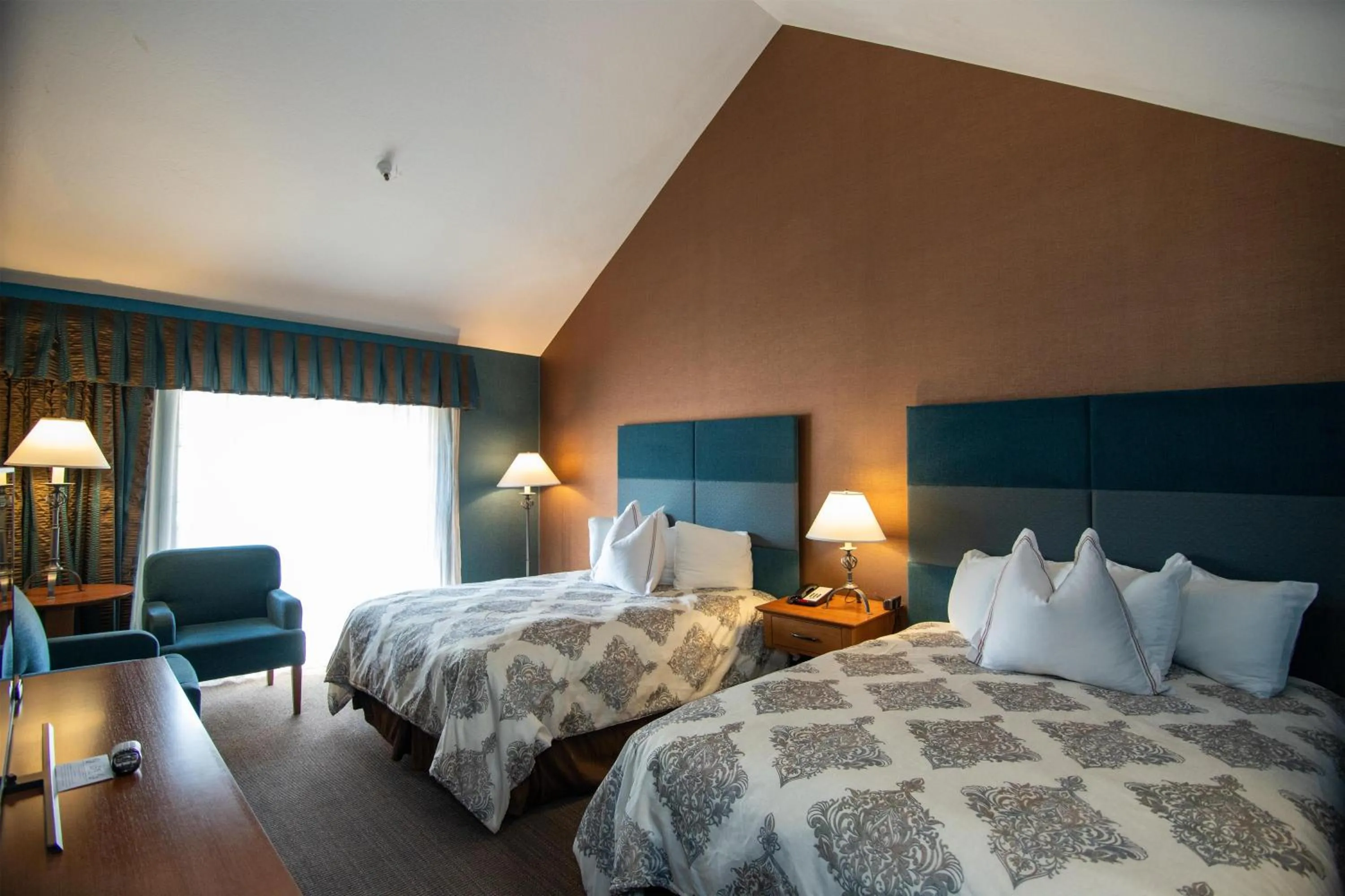 Bedroom, Bed in The Bard's Inn - BW Signature Collection by Best Western