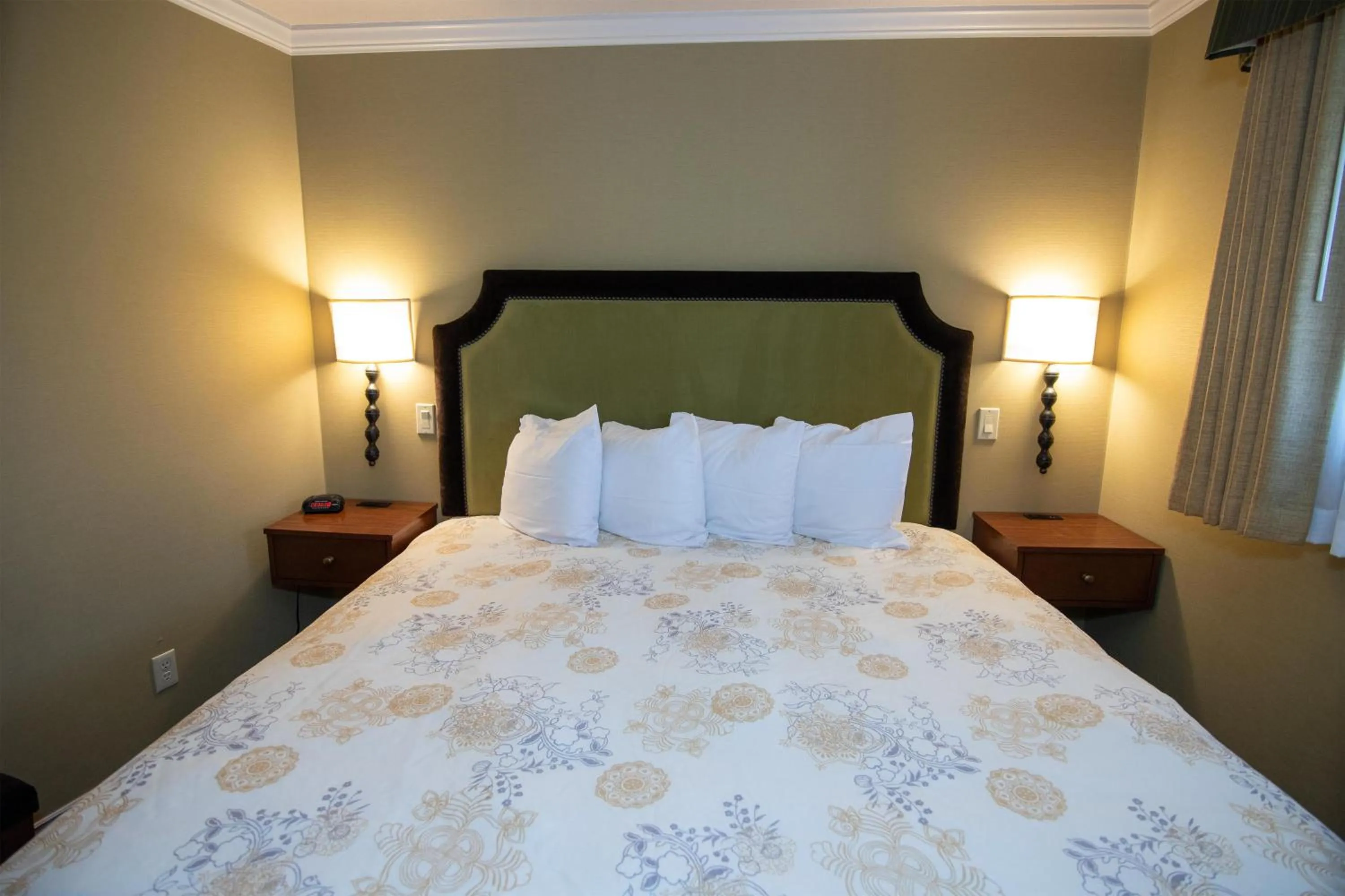 Bedroom, Bed in The Bard's Inn - BW Signature Collection by Best Western