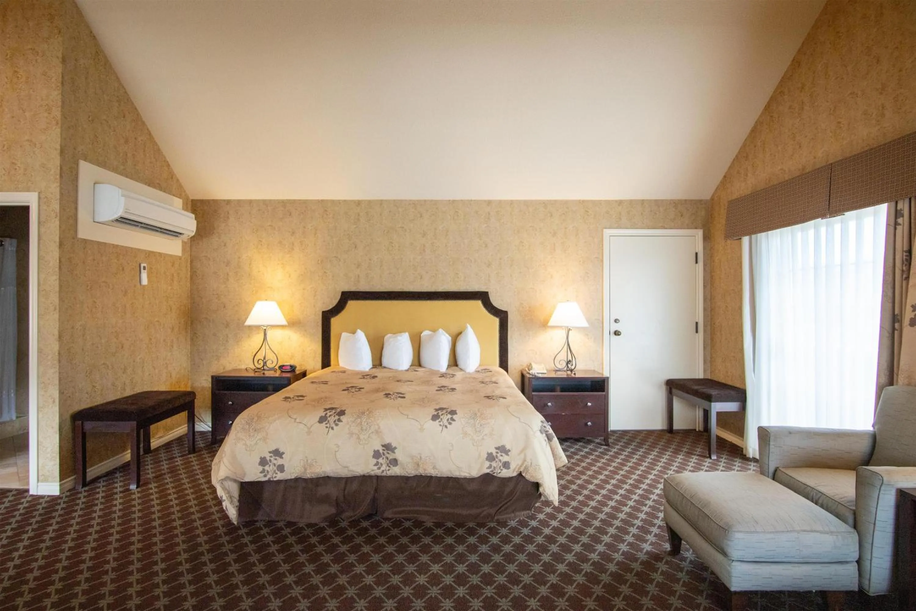 Bedroom, Bed in The Bard's Inn - BW Signature Collection by Best Western