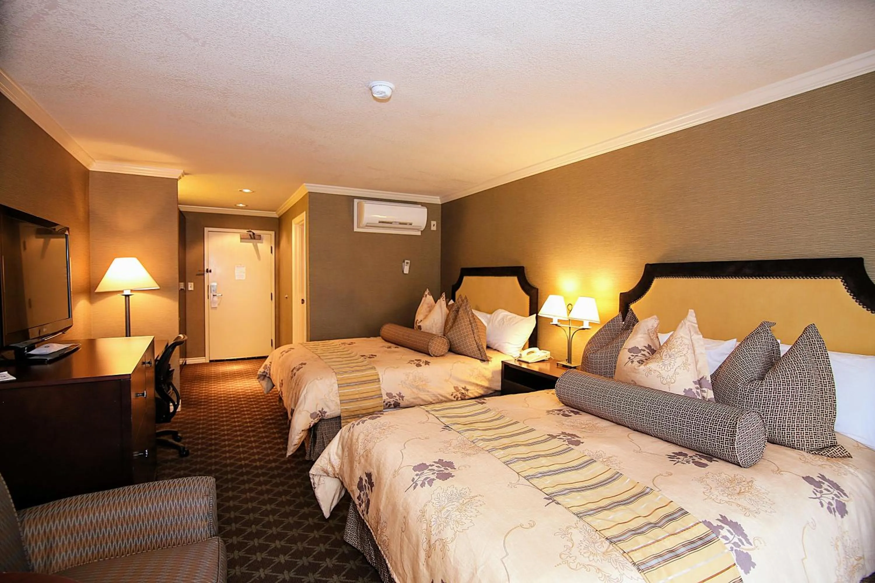 Seating area, Bed in The Bard's Inn - BW Signature Collection by Best Western