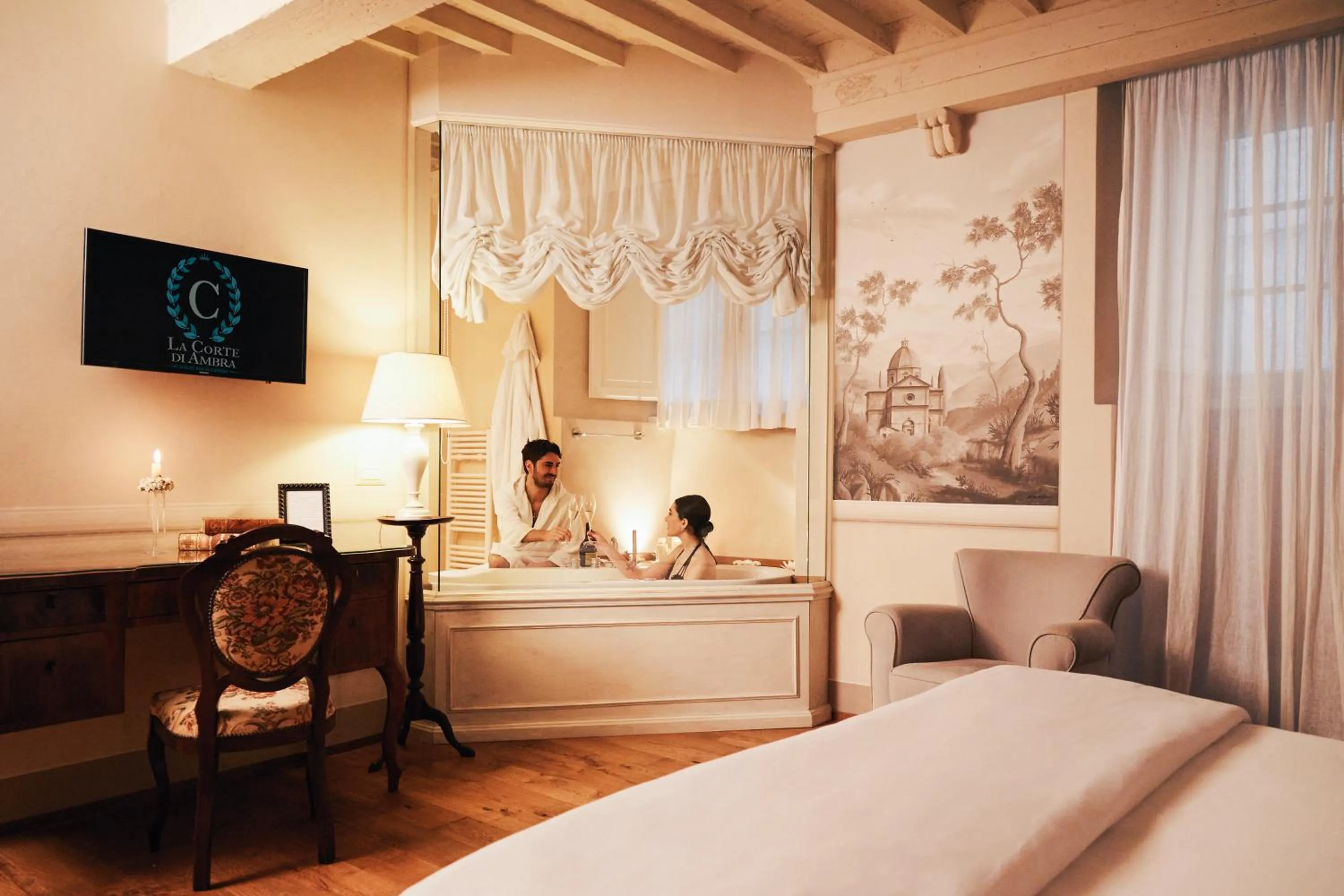 Hot Tub, Bed in La Corte Di Ambra