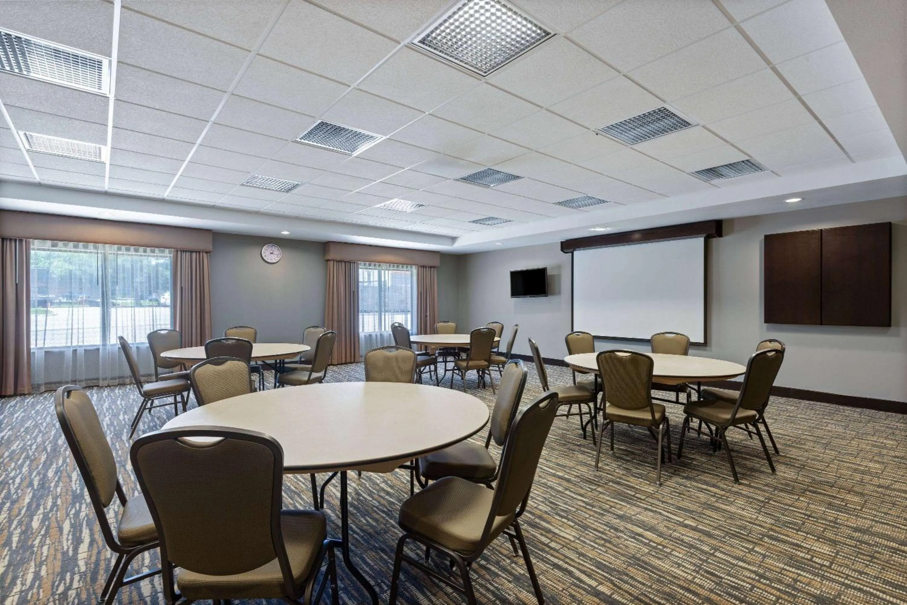 Meeting/conference room in La Quinta by Wyndham Sioux Falls