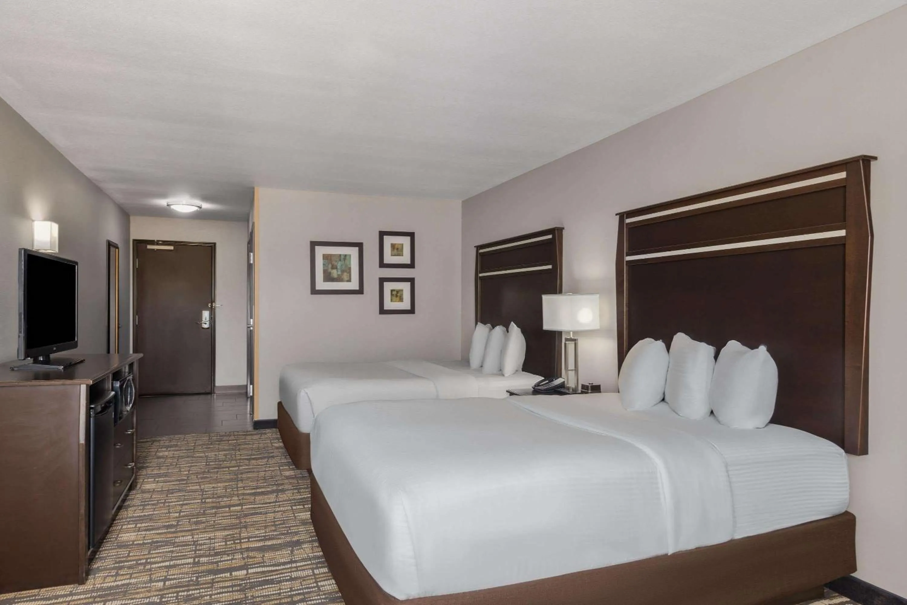 Photo of the whole room, Bed in La Quinta by Wyndham Sioux Falls