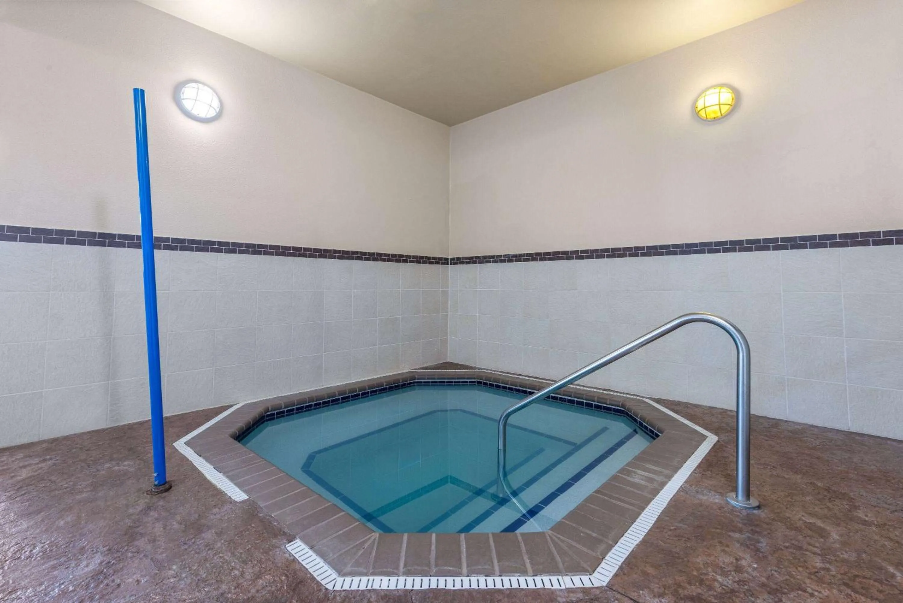 Hot Tub in La Quinta by Wyndham Sioux Falls