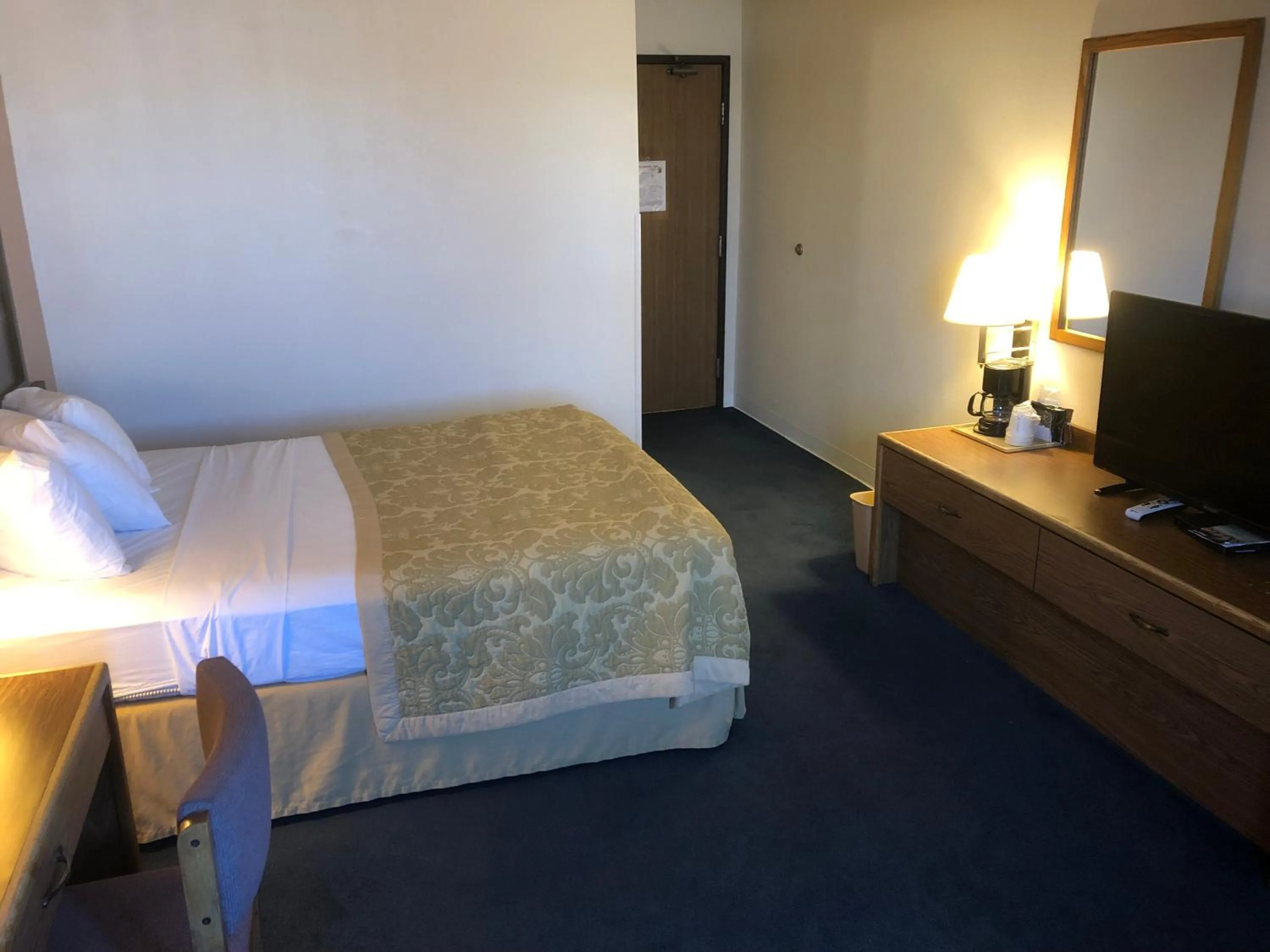 Photo of the whole room, Bed in Super 8 by Wyndham Pendleton