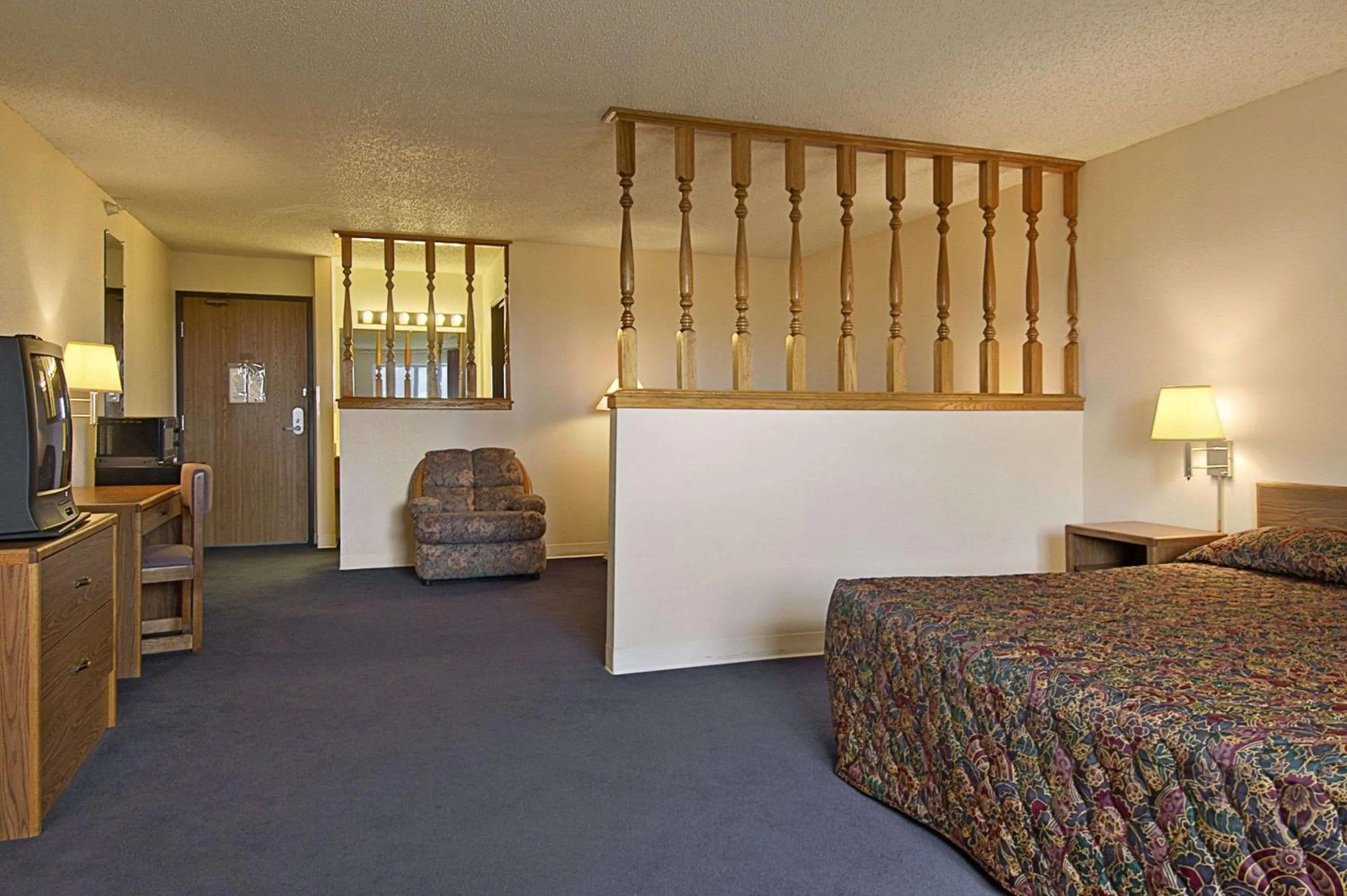Photo of the whole room, Bed in Super 8 by Wyndham Pendleton
