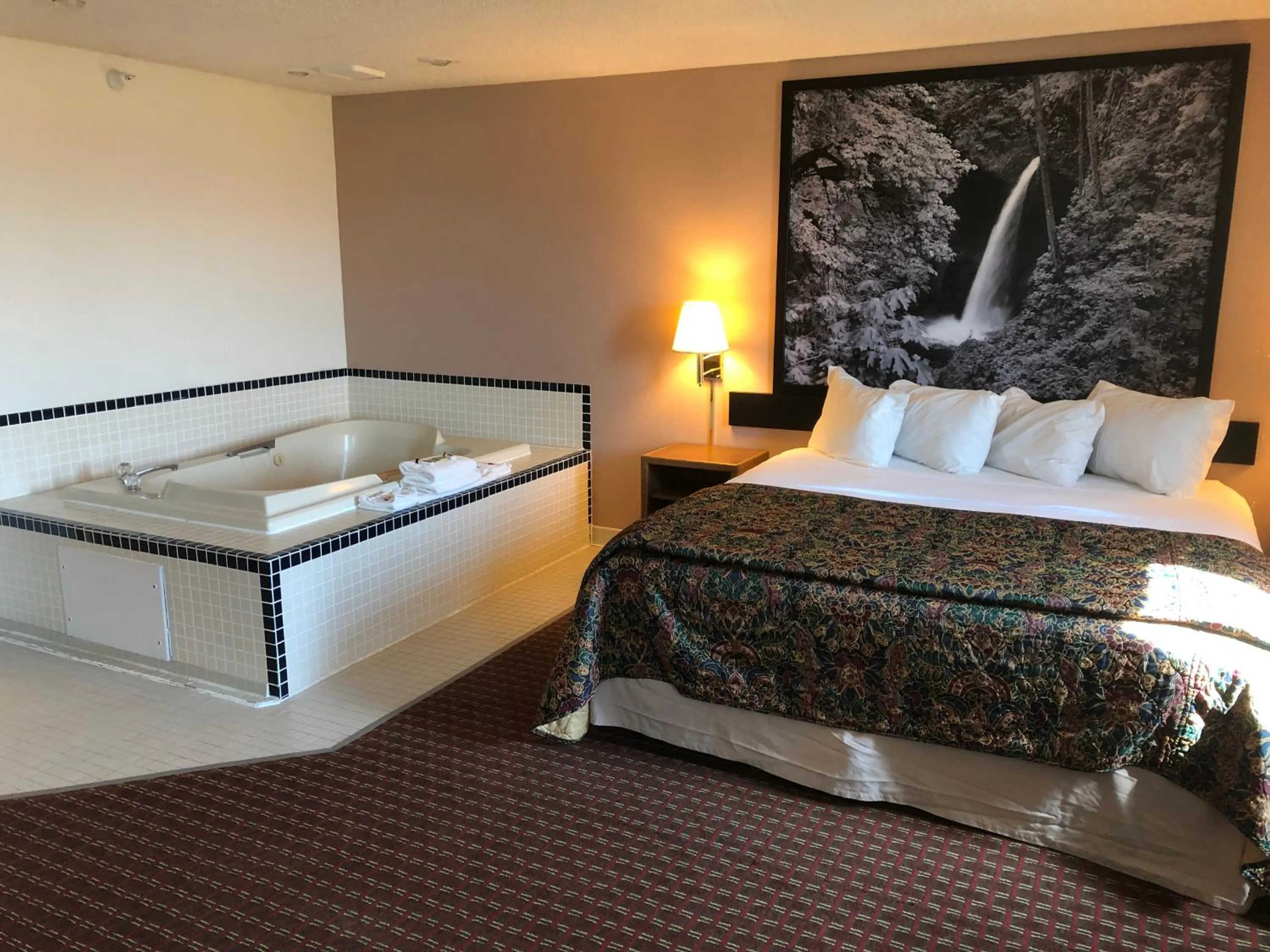 Photo of the whole room, Bed in Super 8 by Wyndham Pendleton