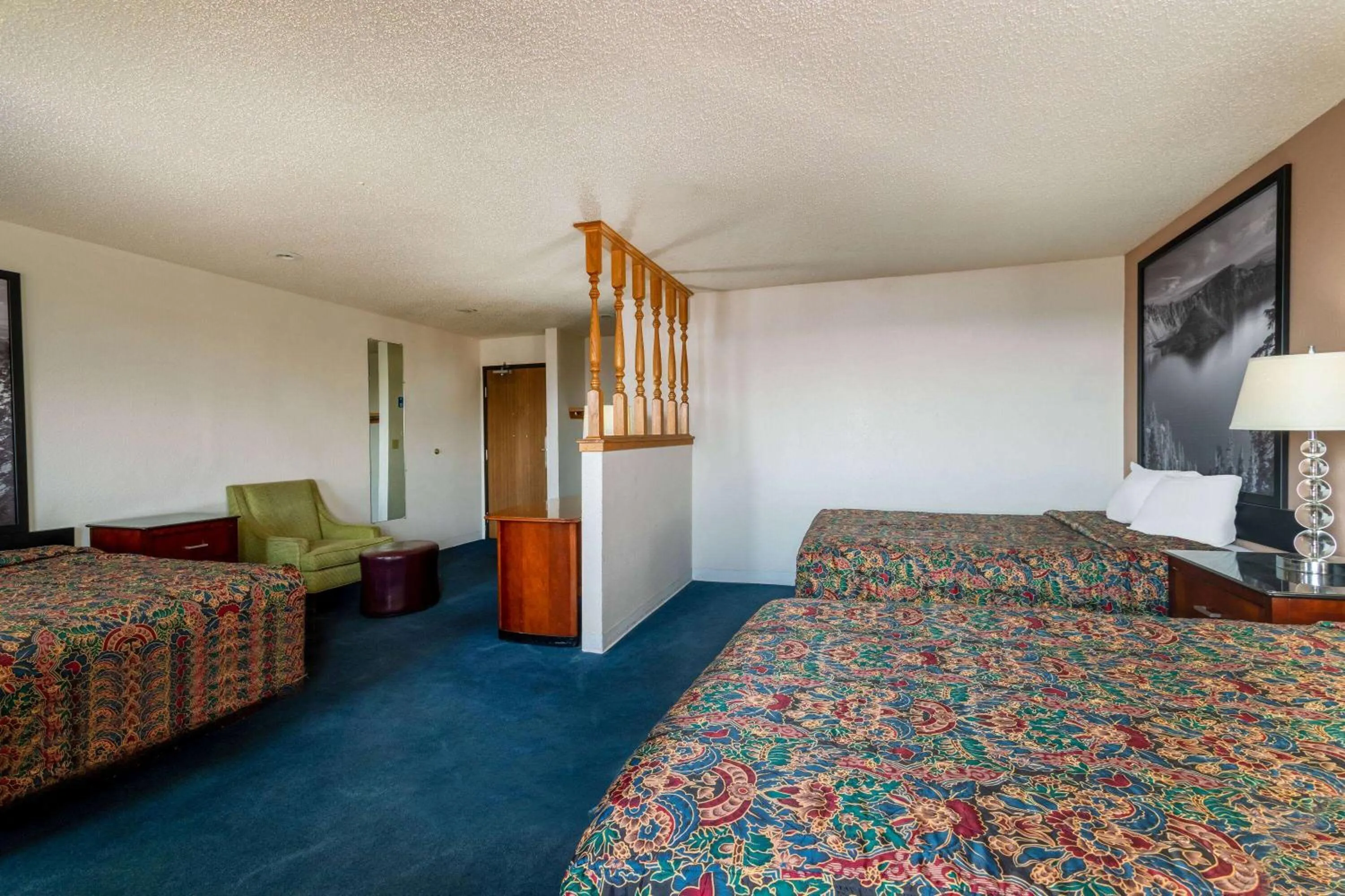 Photo of the whole room, Bed in Super 8 by Wyndham Pendleton
