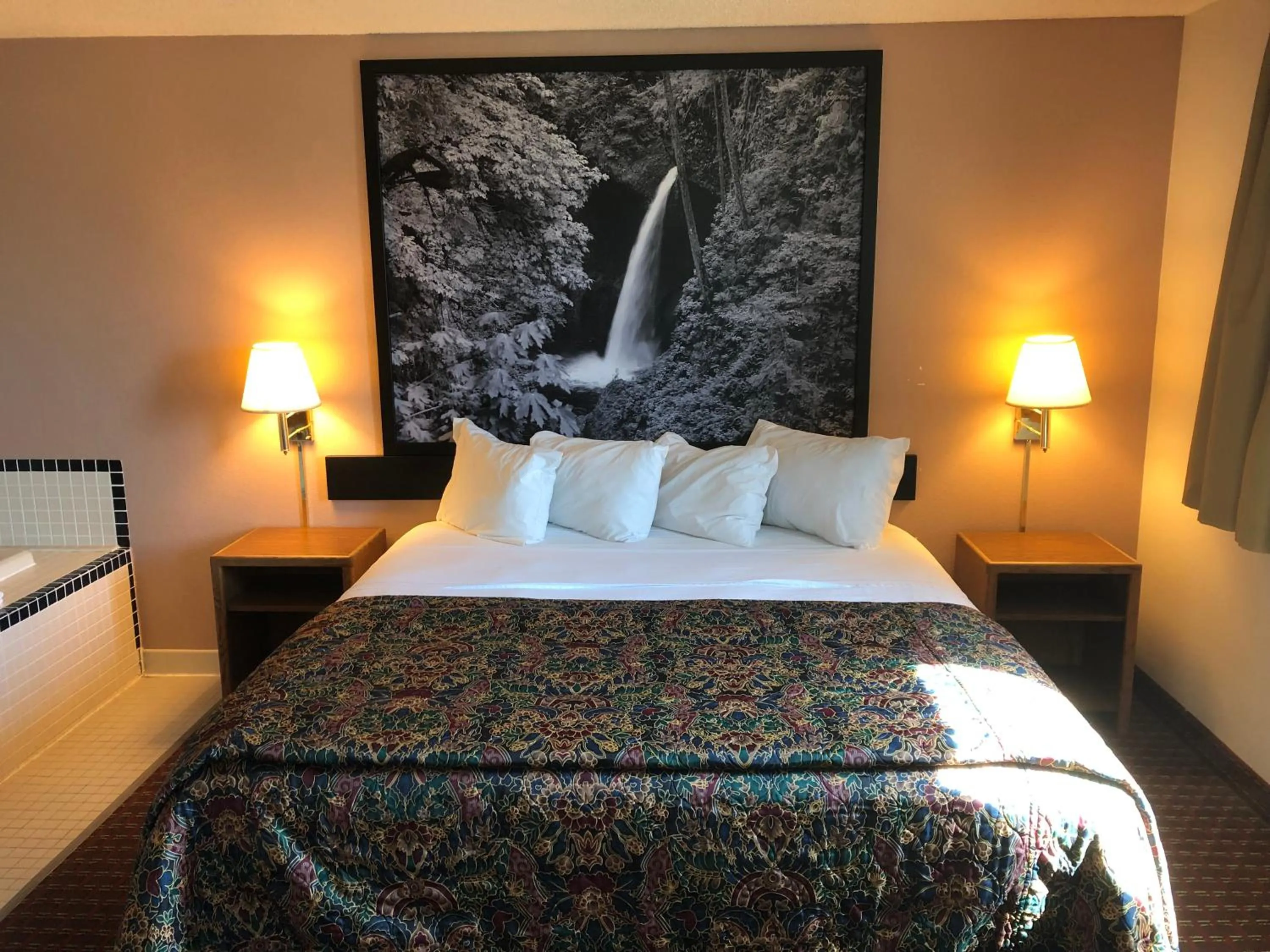 Photo of the whole room, Bed in Super 8 by Wyndham Pendleton