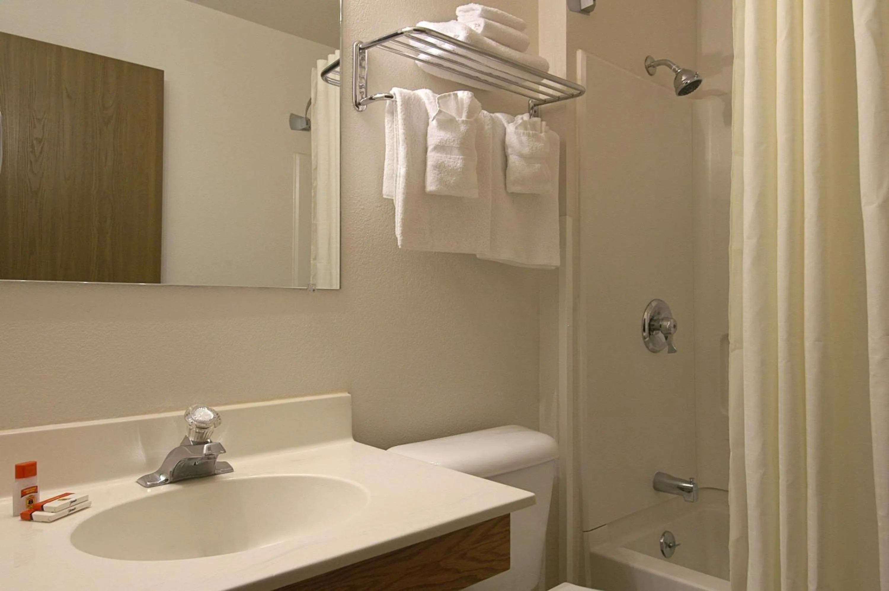 Photo of the whole room in Super 8 by Wyndham Pendleton