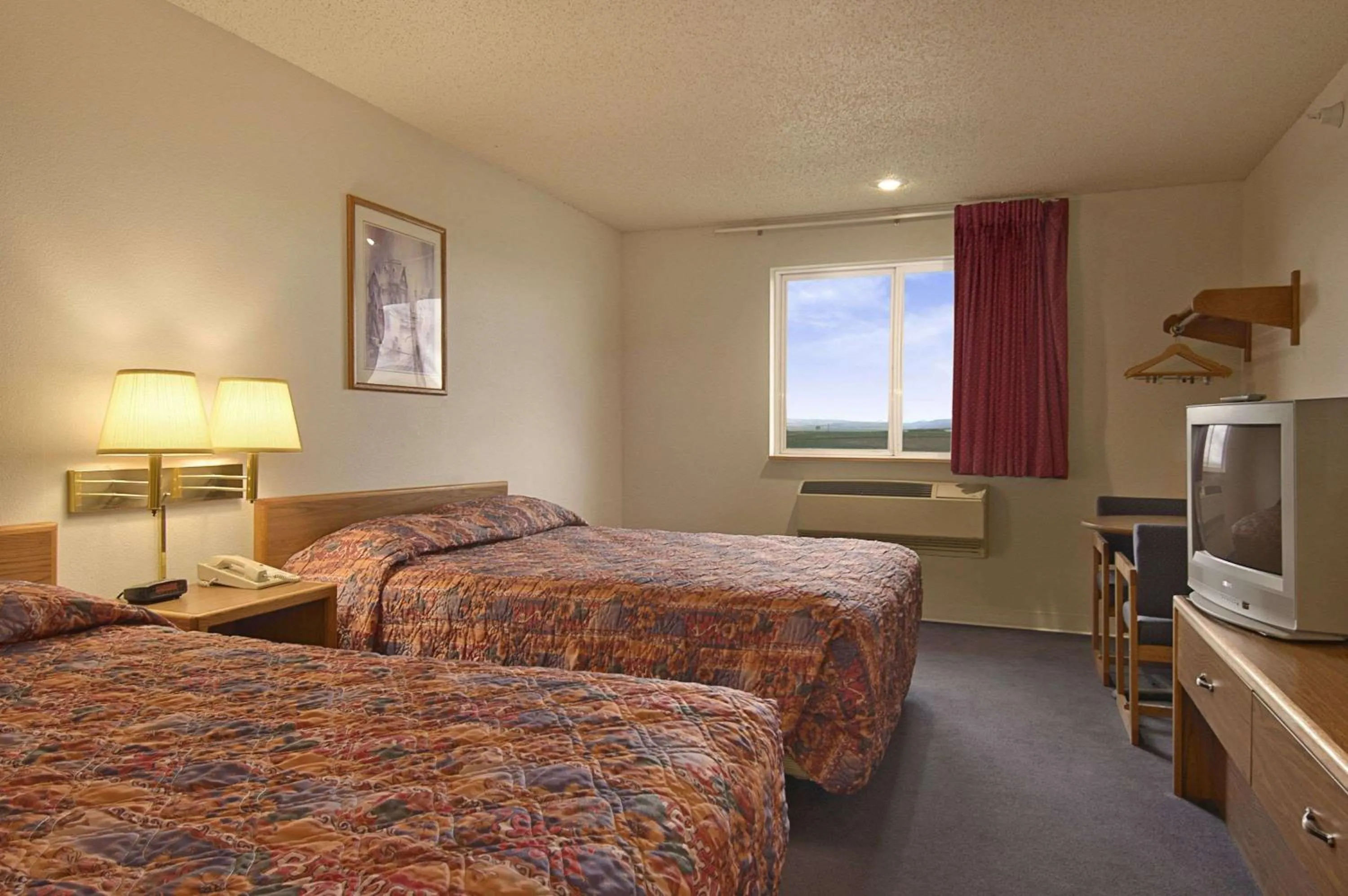 Photo of the whole room, Bed in Super 8 by Wyndham Pendleton