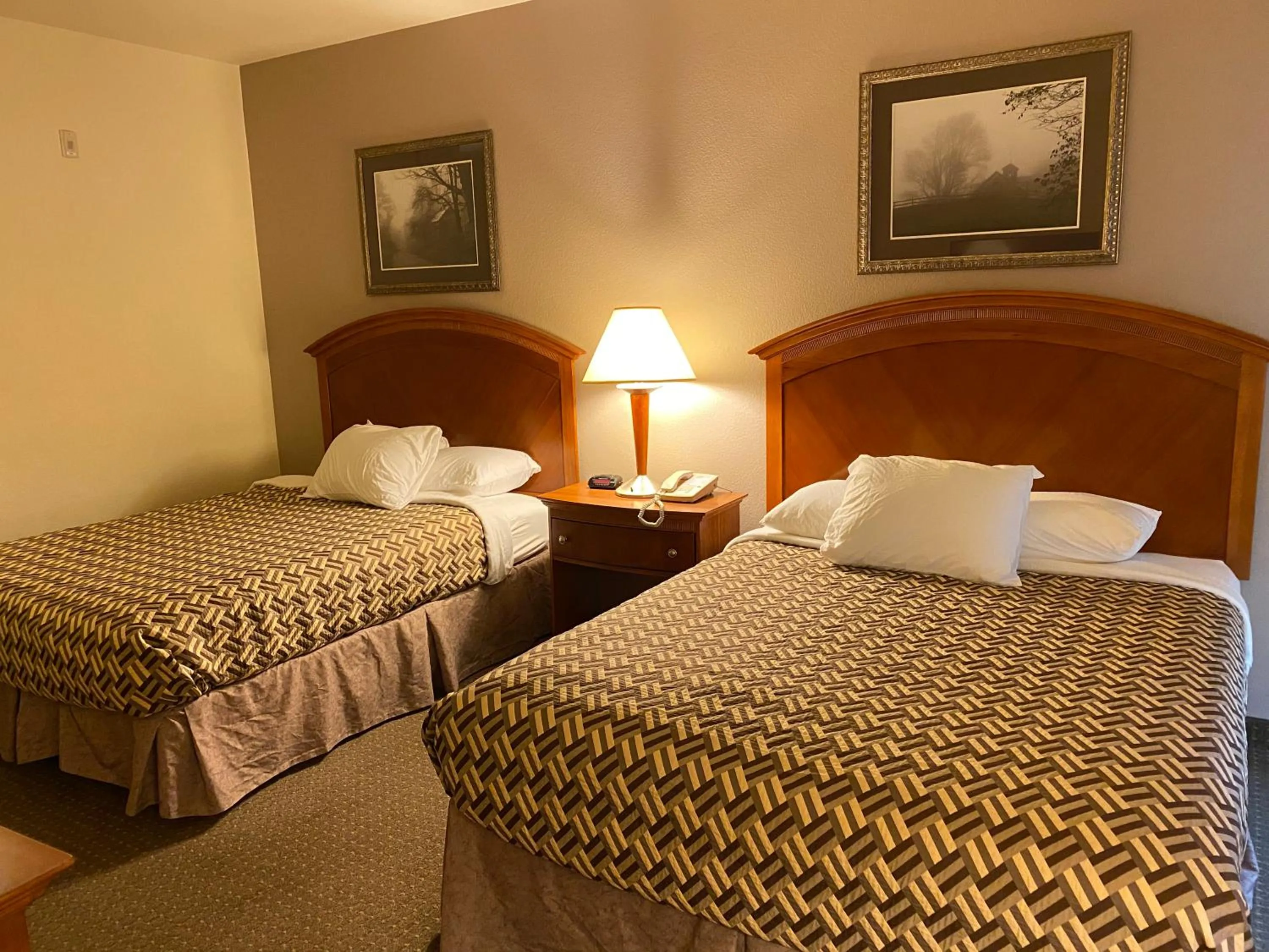 Bed in A Riverside Inn Travelodge by Wyndham