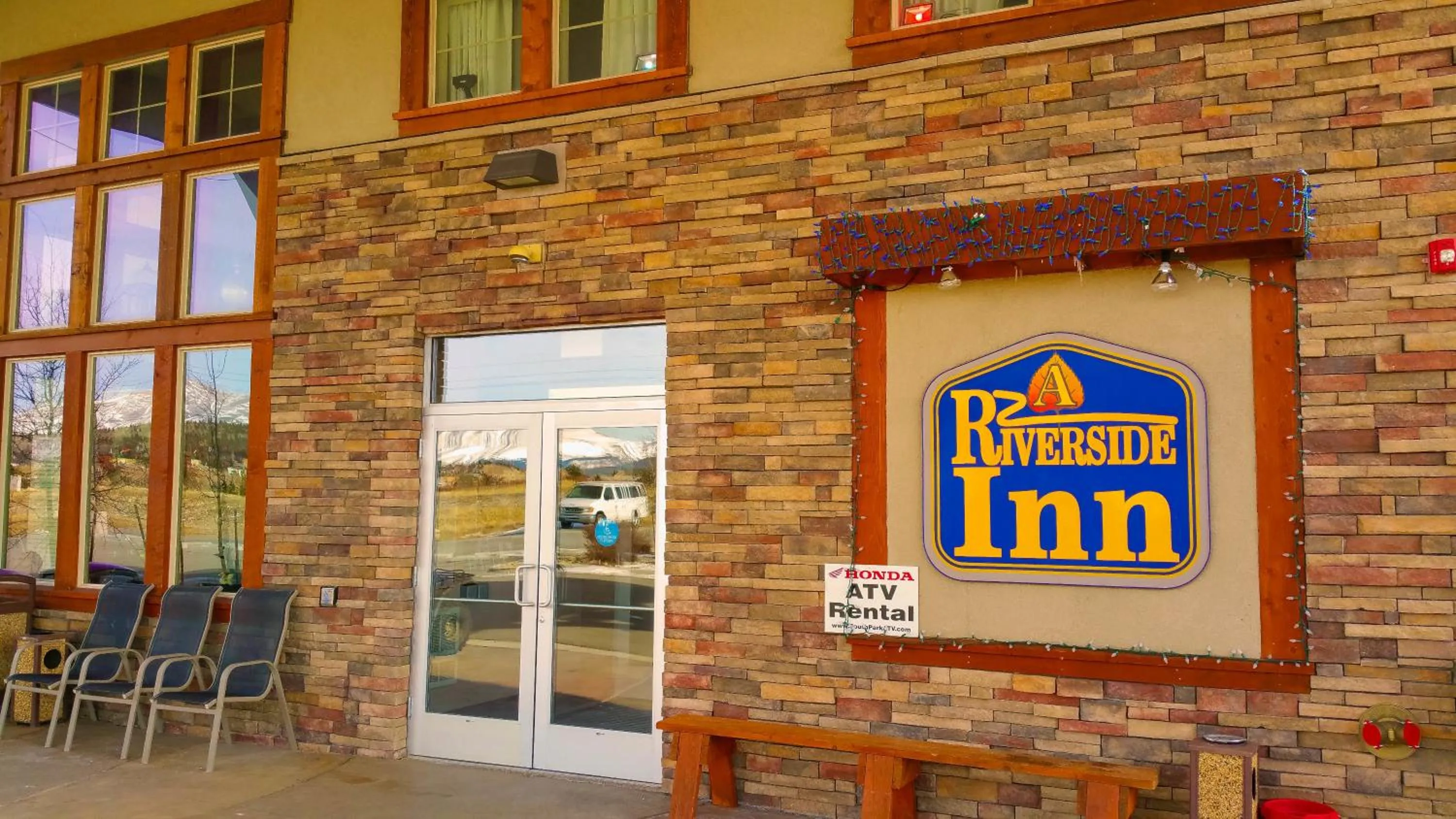 Facade/entrance in A Riverside Inn Travelodge by Wyndham