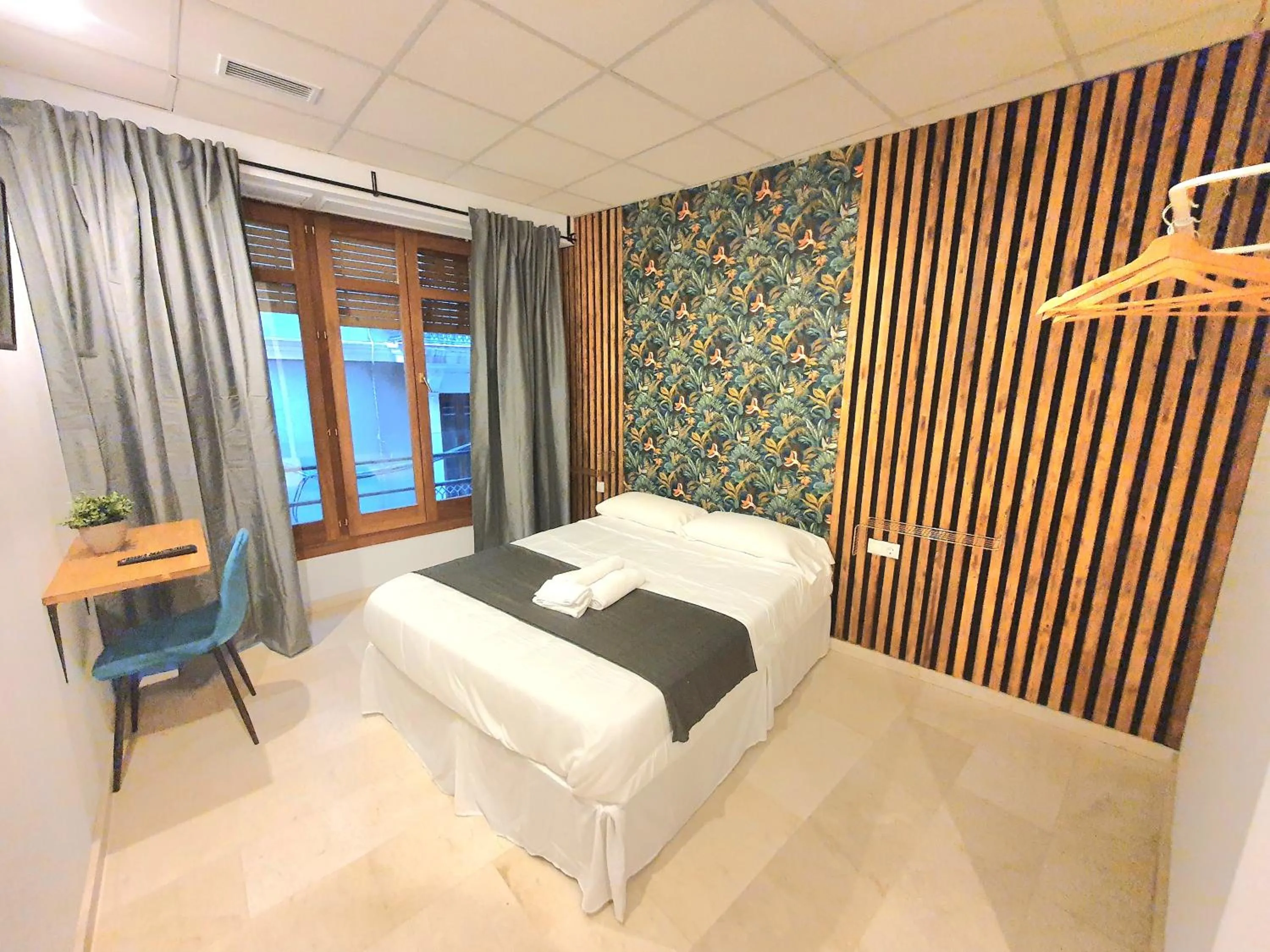 Large Double Room in PLAZA HOME ResEst