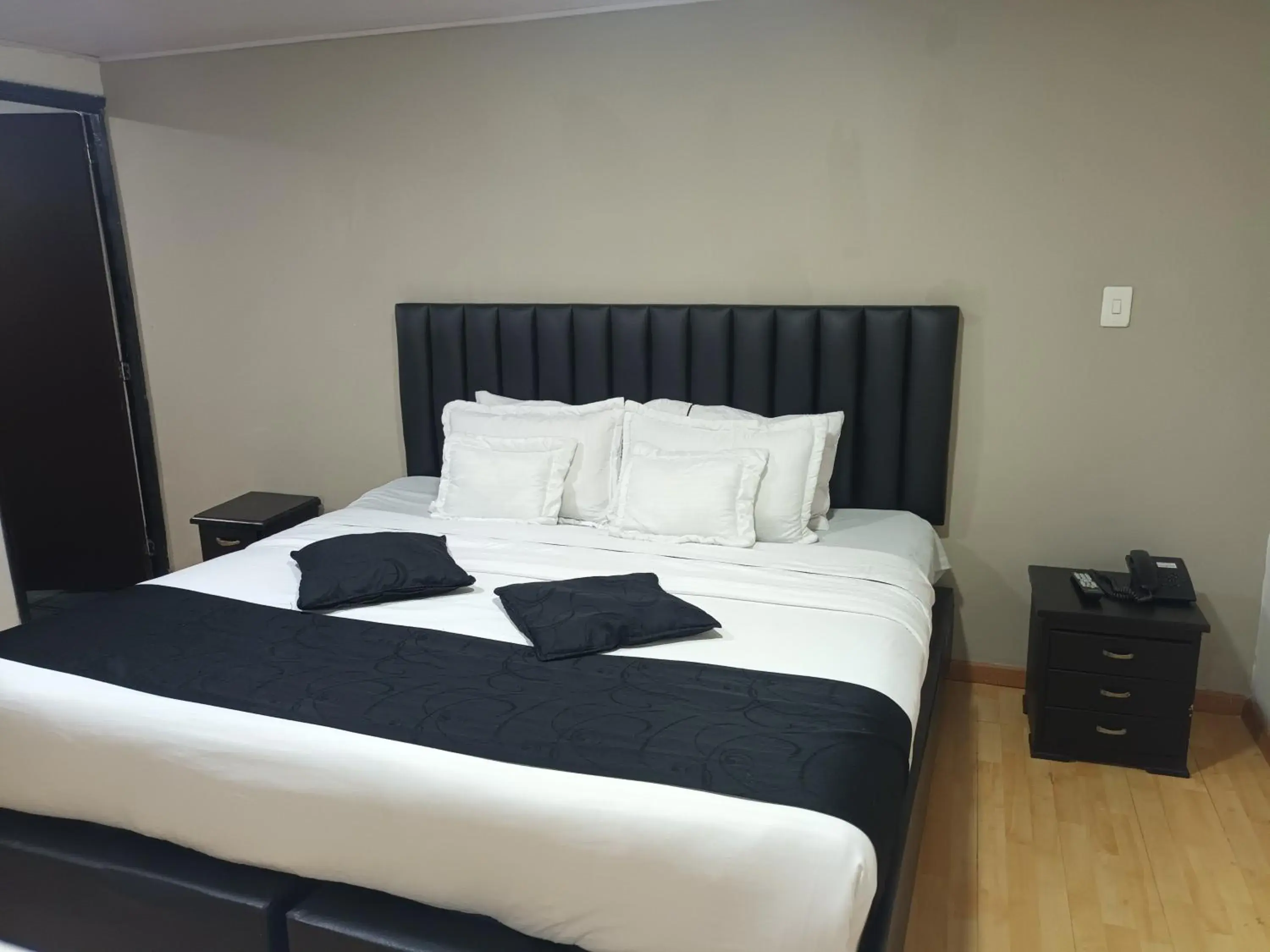 Double or Twin Room - single occupancy in Hotel Santiago Plaza Double or Twin Room - single occupancy in Hotel Santiago Plaza